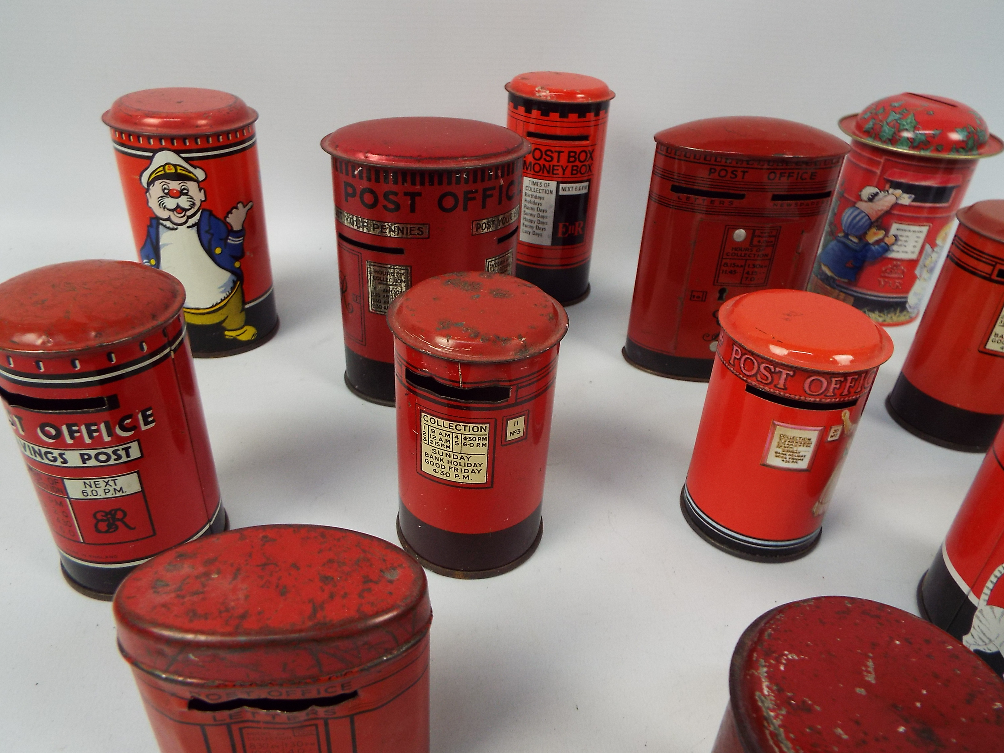 A collection of vintage tinplate money banks in the form of Post Office pillar boxes to include - Image 2 of 5