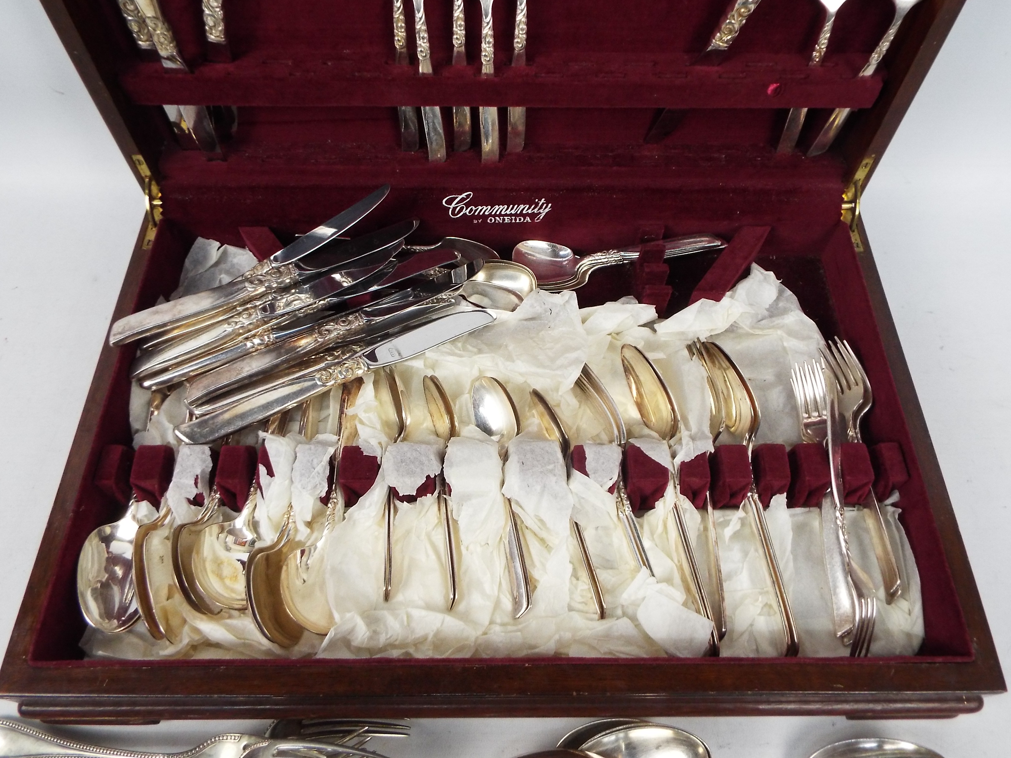 A canteen of plated cutlery along with further loose plated flatware. - Image 3 of 5