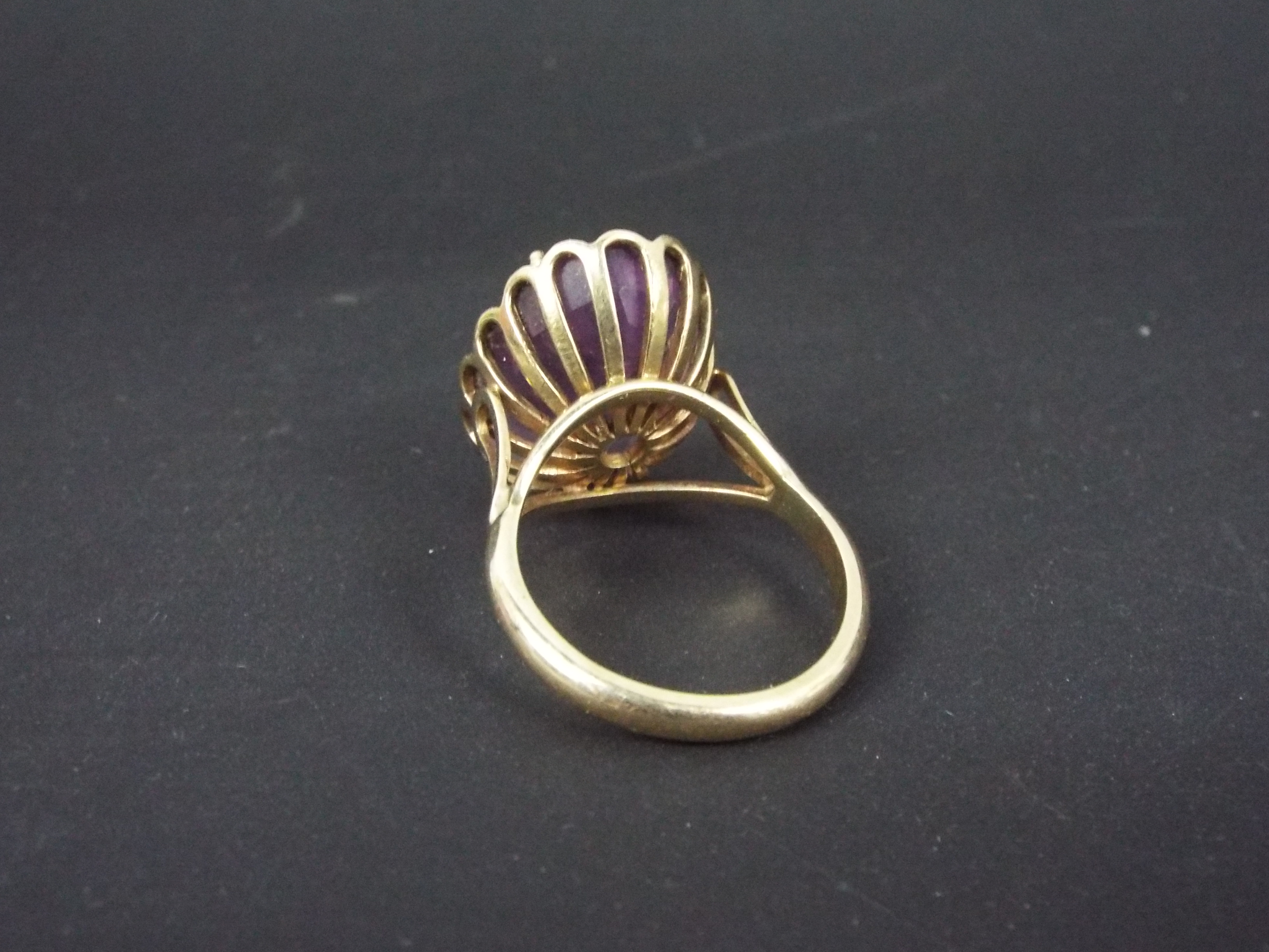 A 9ct yellow gold dress ring, size S+½, approximately 8.4 grams all in. - Image 4 of 4