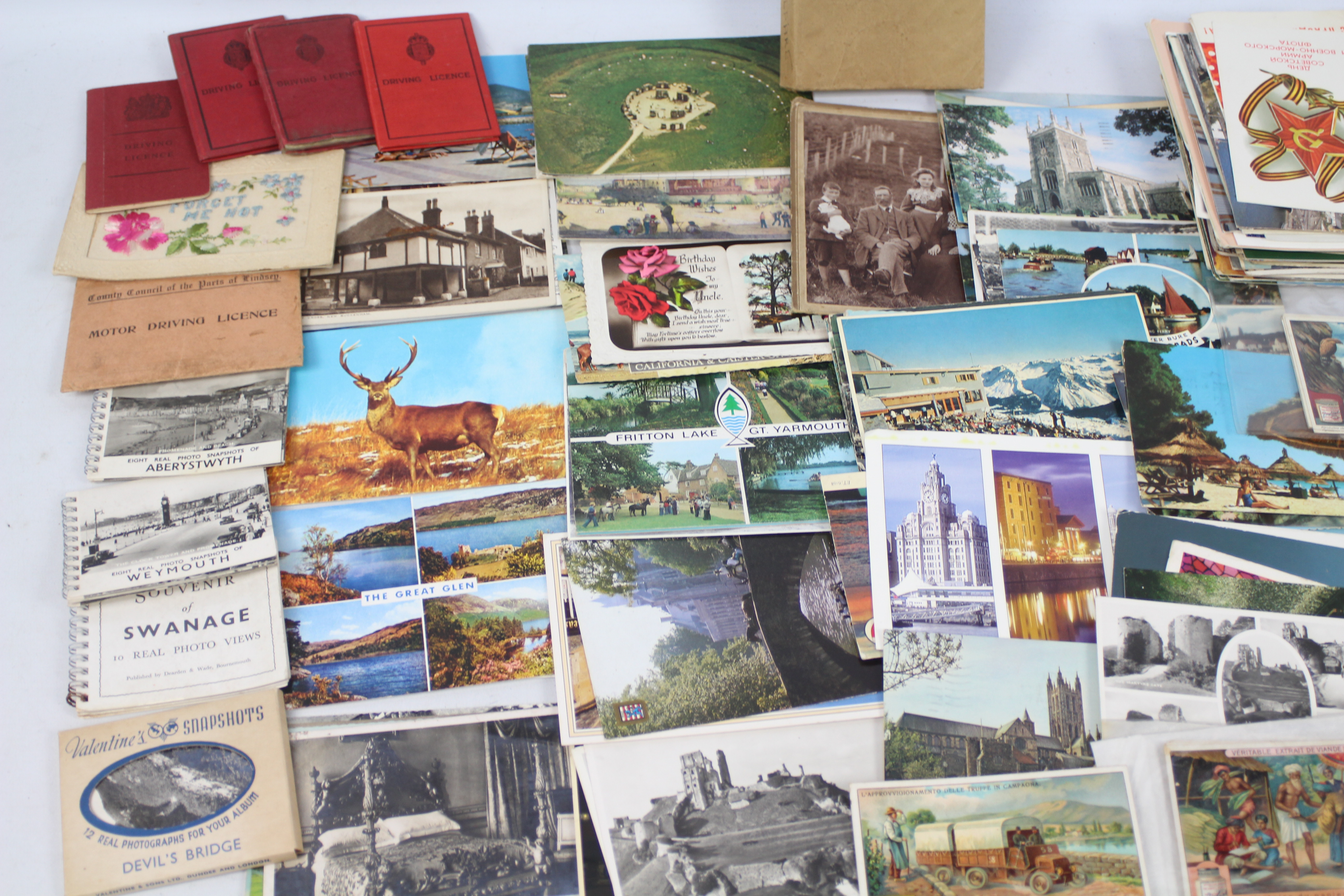 Box of Collectable Ephemera, Large selection of postcards from various subjects, old photographs, - Image 2 of 4