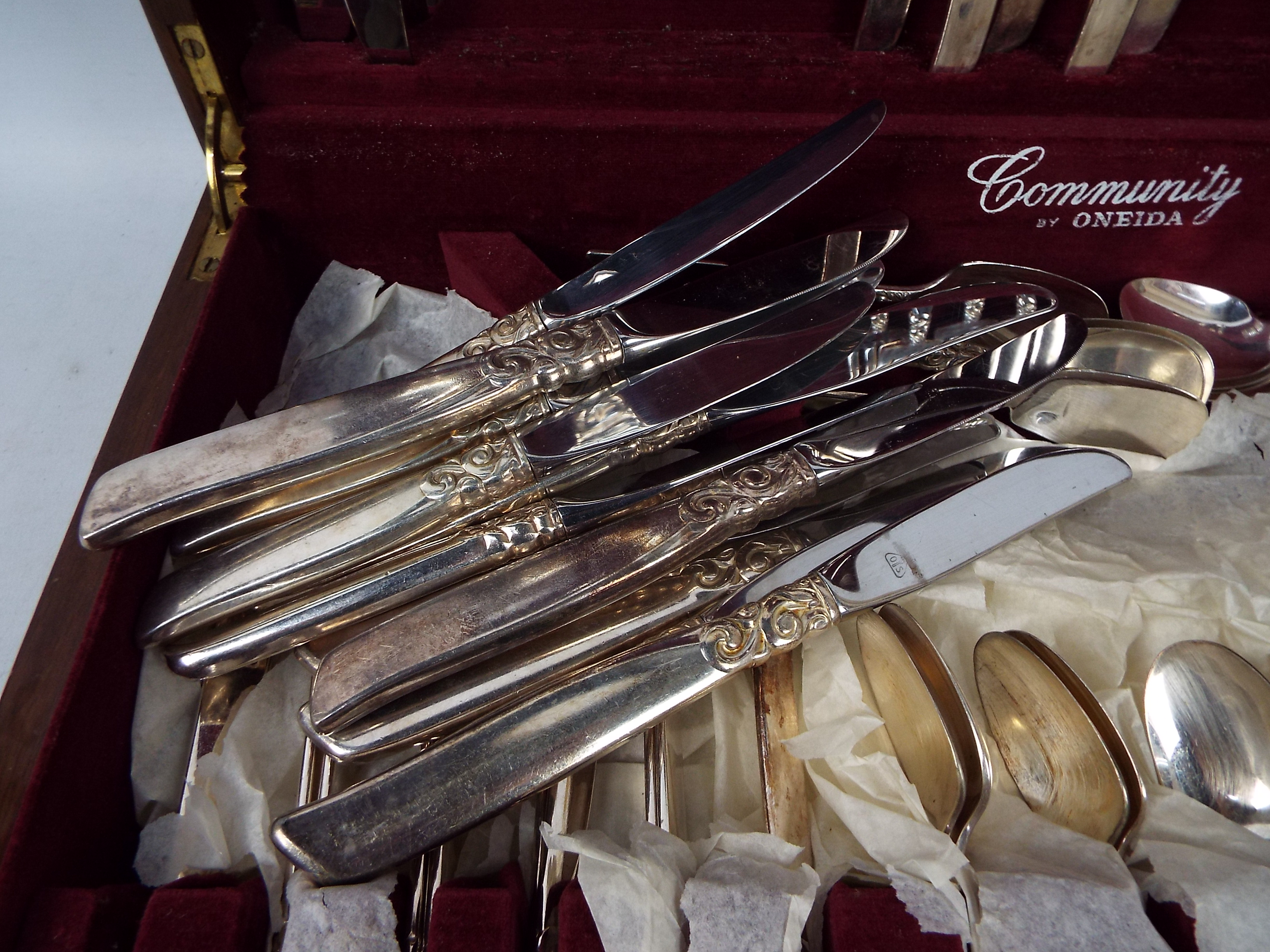 A canteen of plated cutlery along with further loose plated flatware. - Image 5 of 5