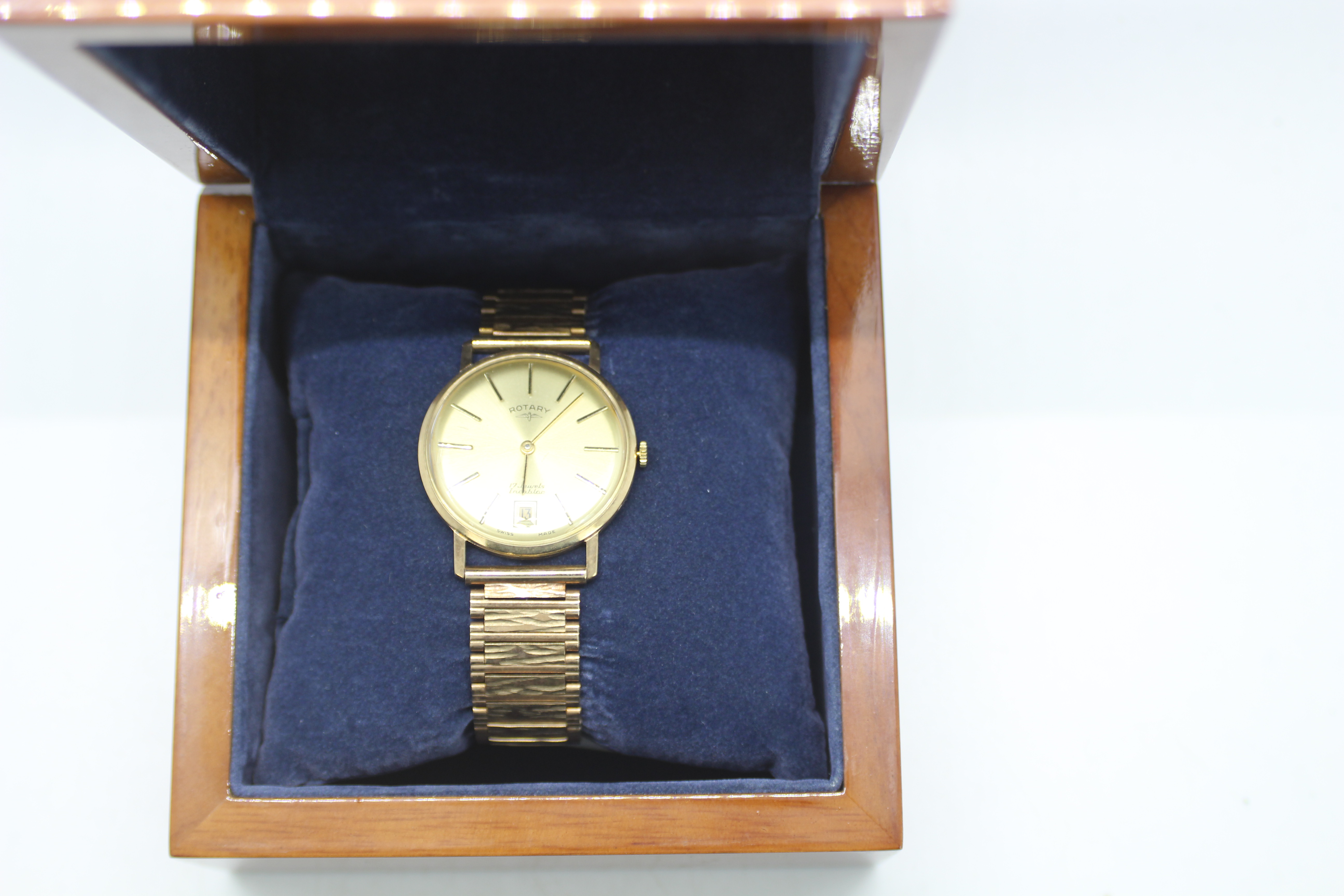 A 9ct yellow gold gentleman's Rotary, 17 jewel wristwatch on 9ct gold bracelet, approximately 31.