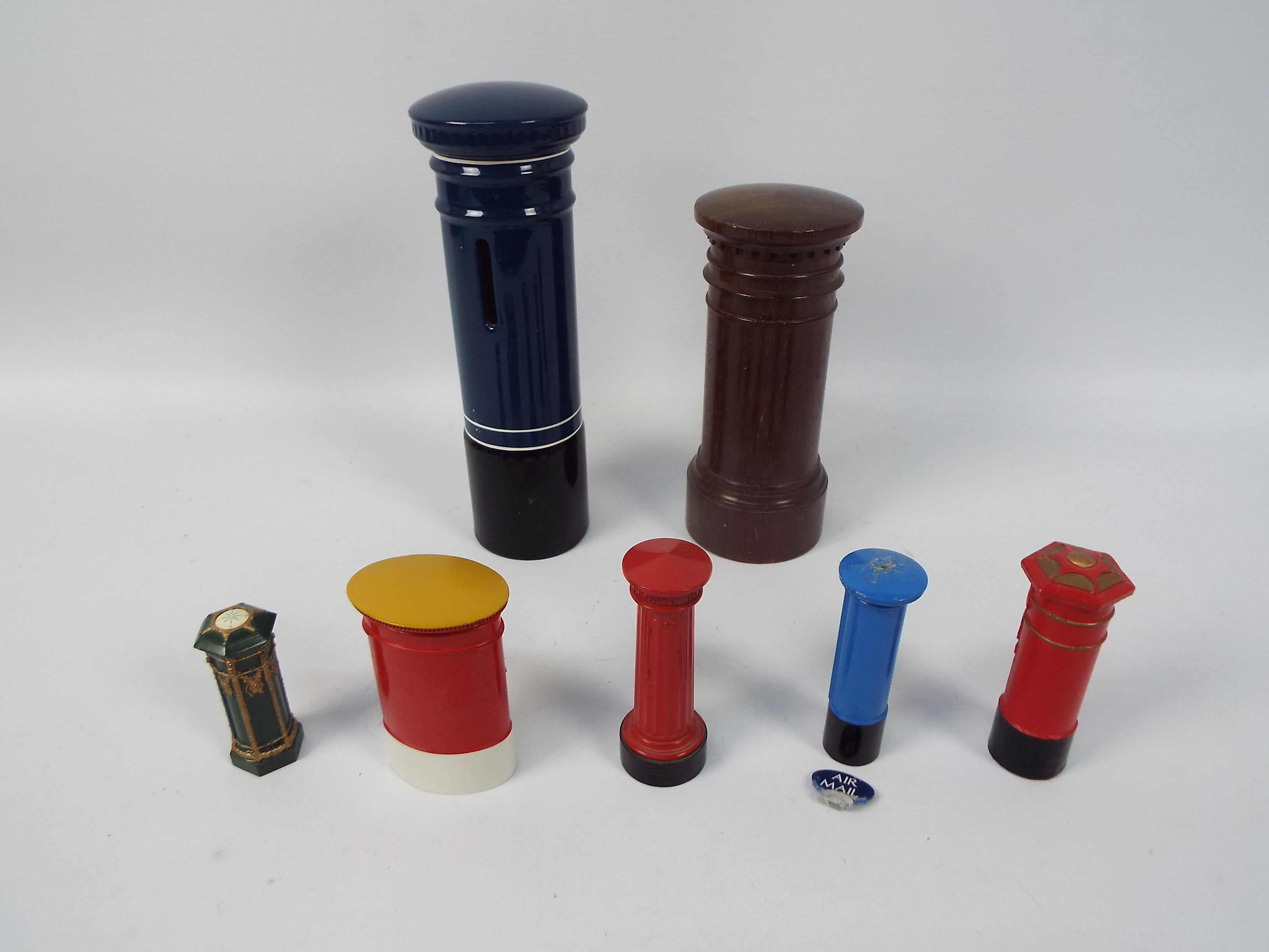 Lot to include four boxed Post Office Historical Miniatures series model pillar boxes to include # - Image 2 of 4