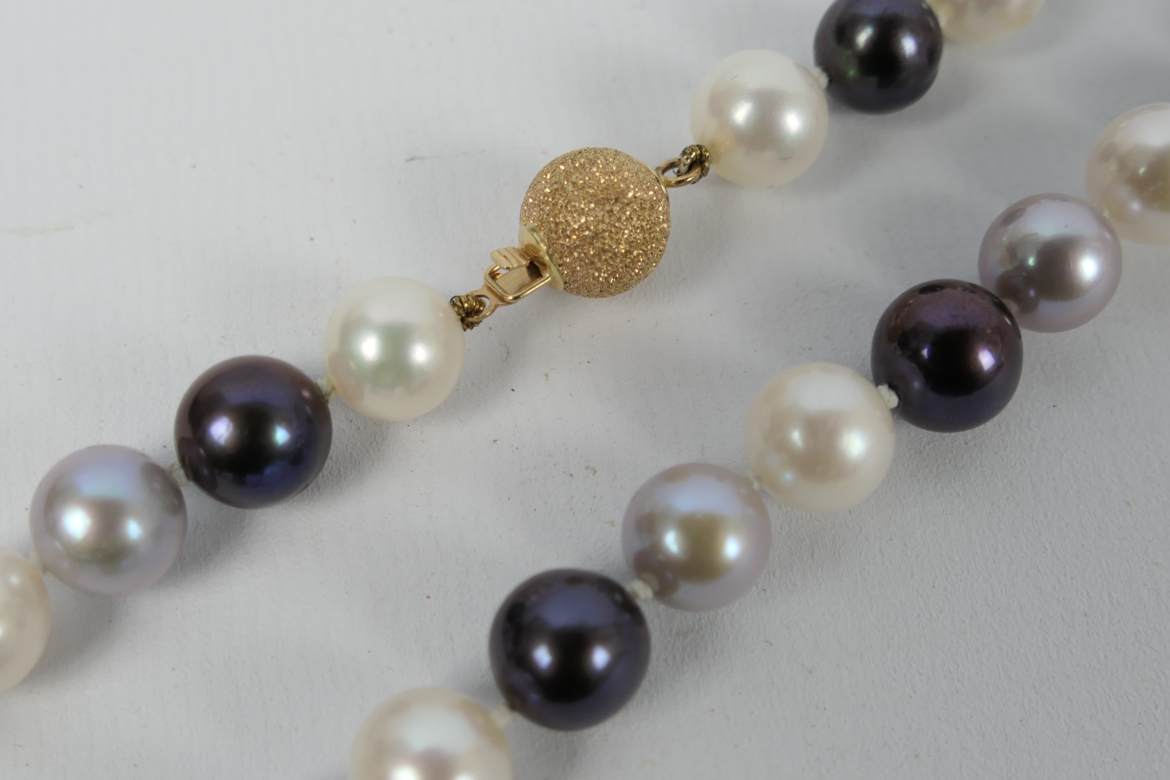 A pearl necklace compromising black, grey and white alternating pearls, each approximately 9 mm, - Image 5 of 6