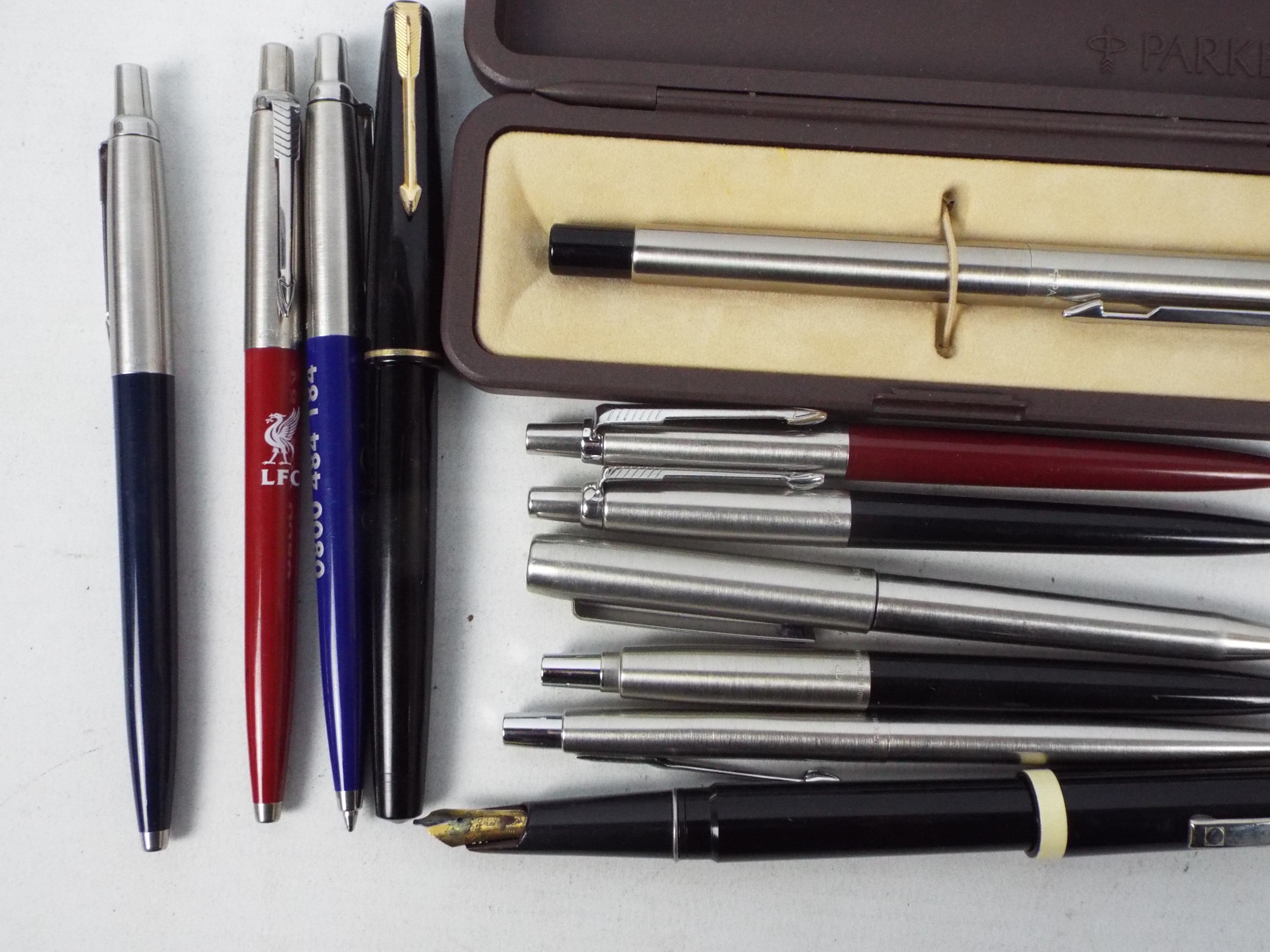 A collection of pens, predominantly Parker to include a Parker 17 and a propelling pencil. - Image 3 of 4