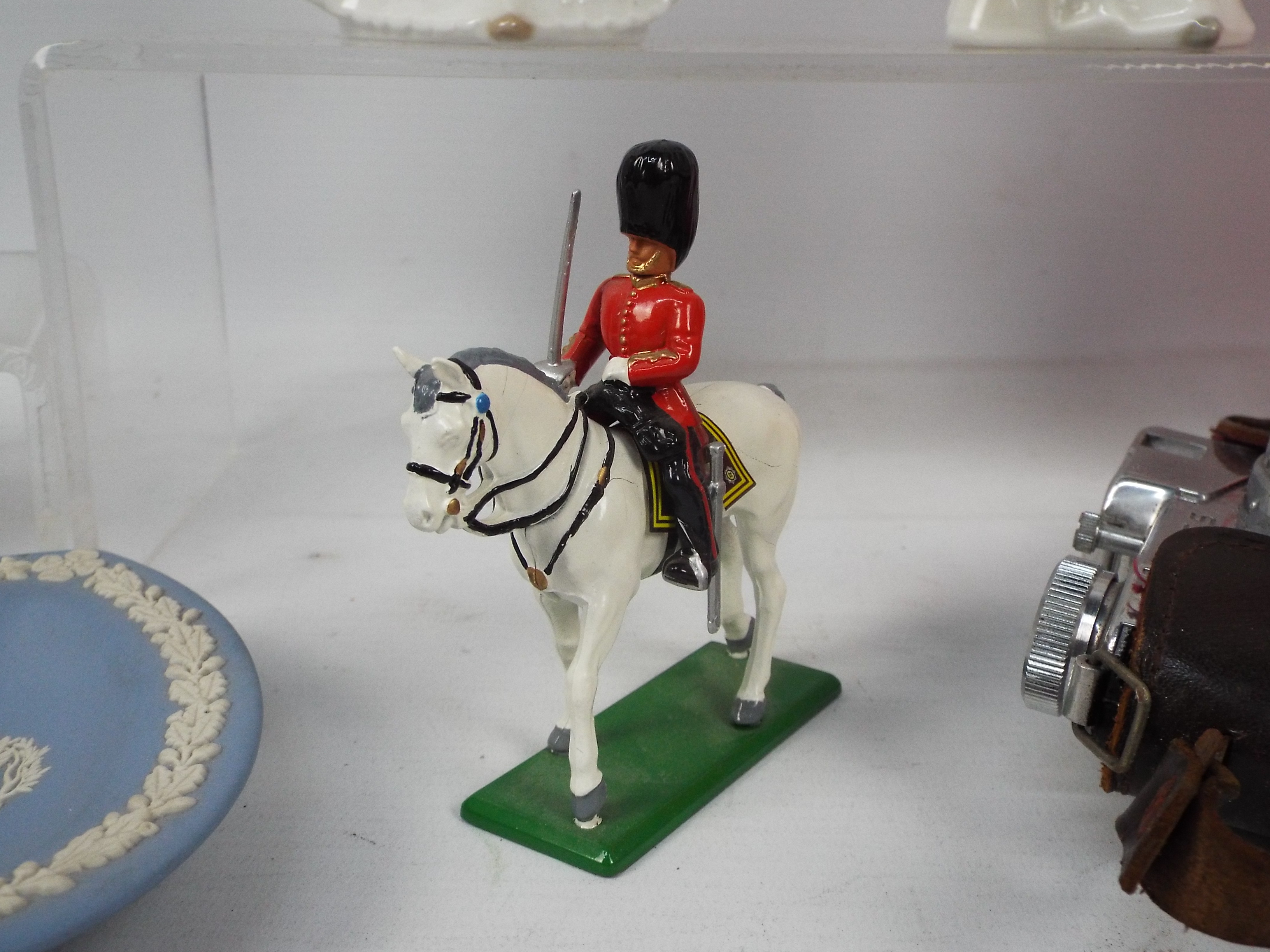 A mixed lot to include Nao figures, vintage camera, toy soldier, - Image 3 of 5