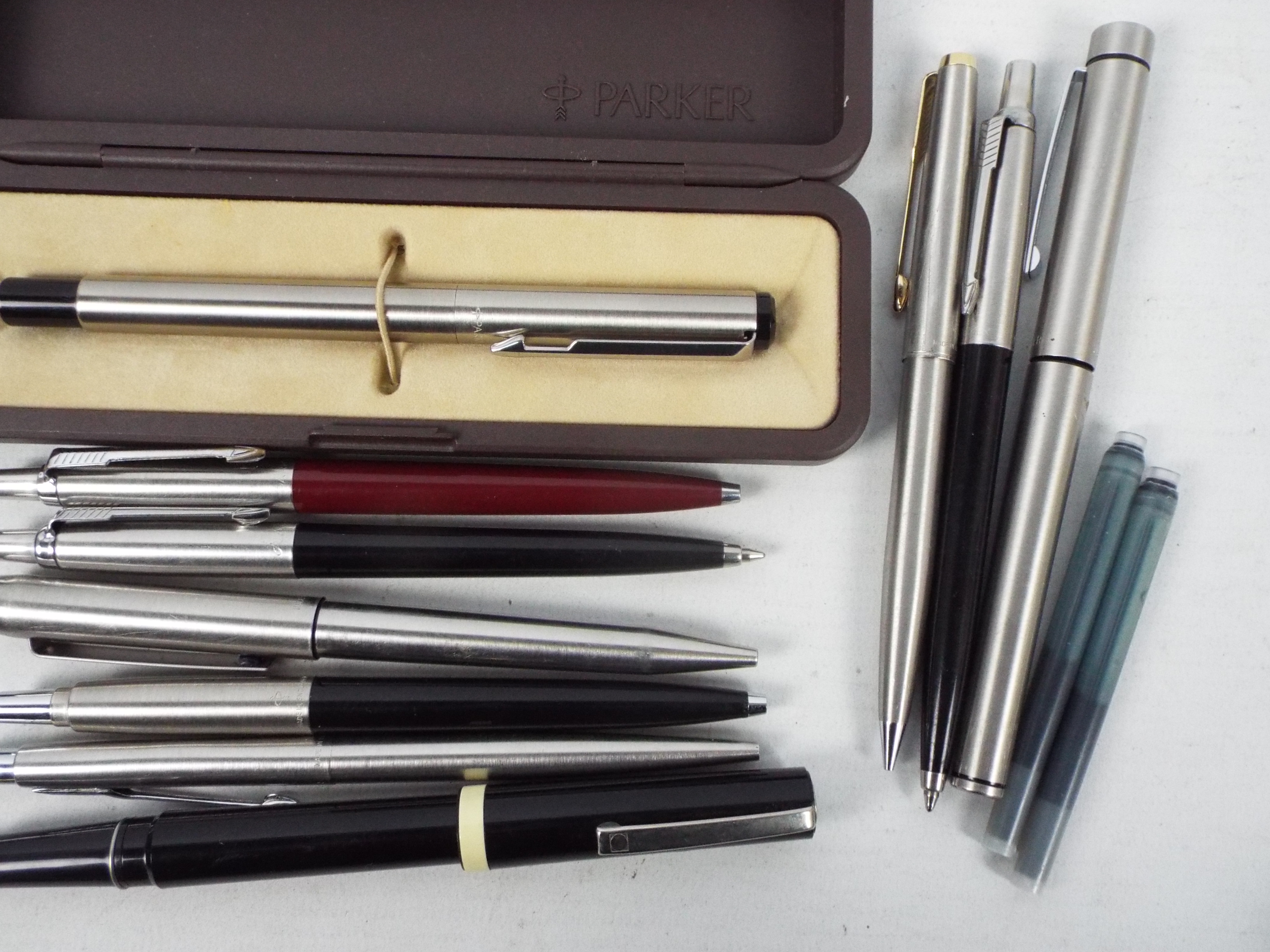 A collection of pens, predominantly Parker to include a Parker 17 and a propelling pencil. - Image 4 of 4