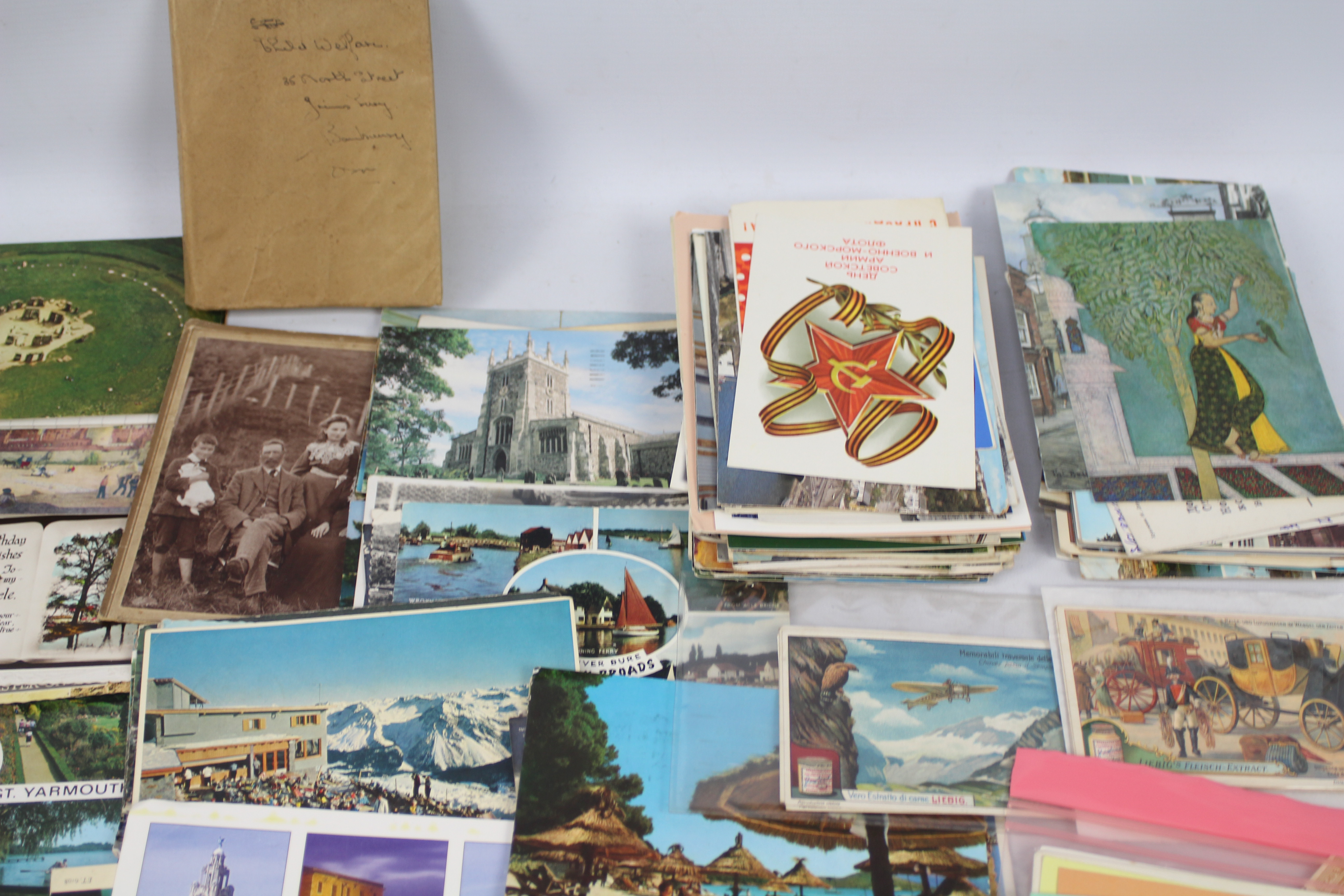 Box of Collectable Ephemera, Large selection of postcards from various subjects, old photographs, - Image 4 of 4