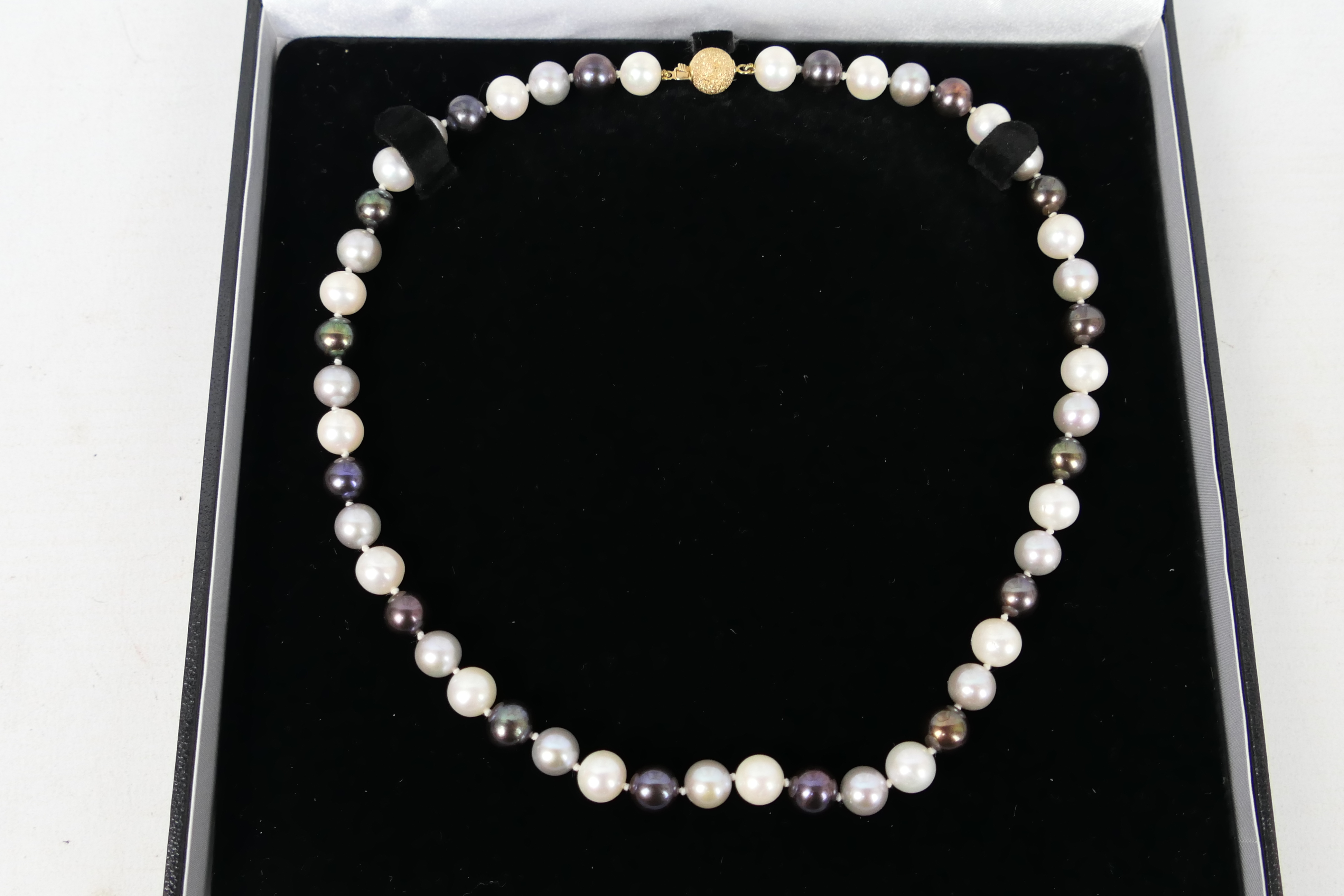 A pearl necklace compromising black, grey and white alternating pearls, each approximately 9 mm, - Image 2 of 6