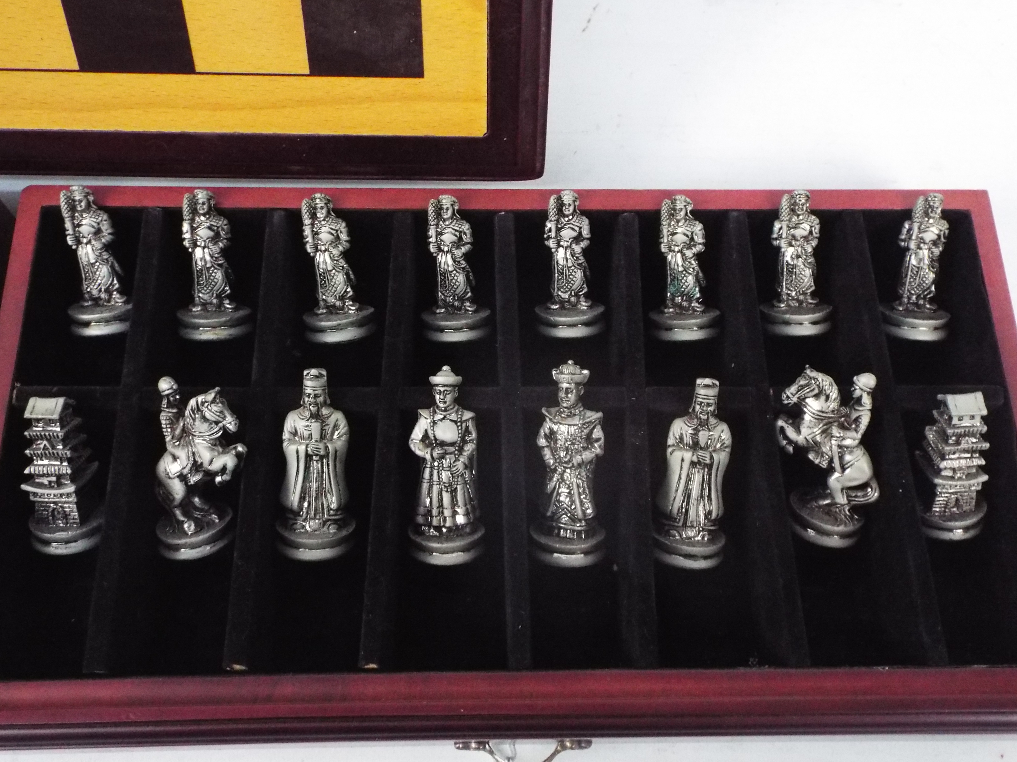 Chess Set - A chess board box with pieces contained in two drawers, king approximately 6 cm (h). - Image 4 of 5