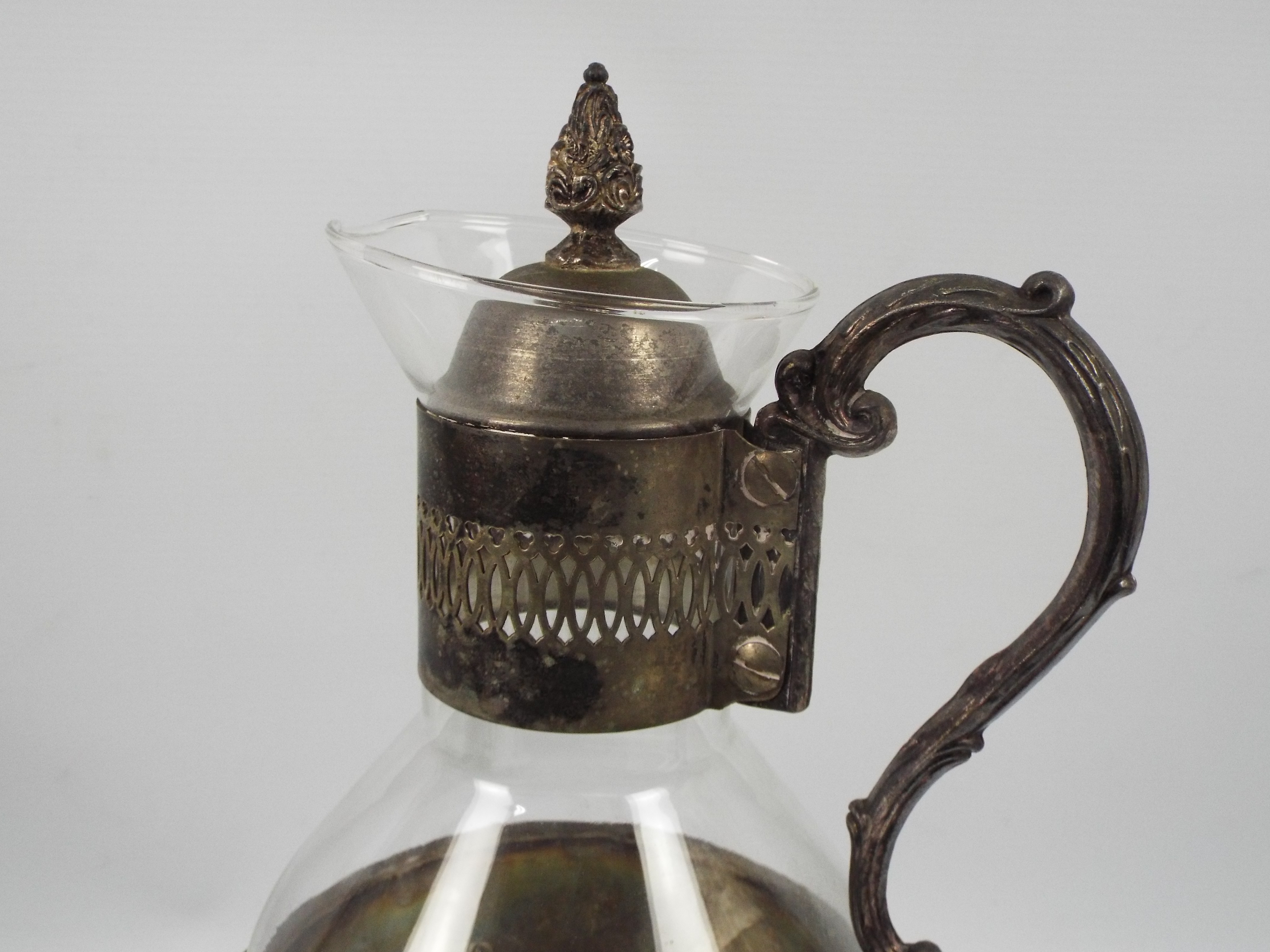 A glass and silver plate coffee pot with plated warming stand, approximately 35 cm (h). - Image 3 of 5