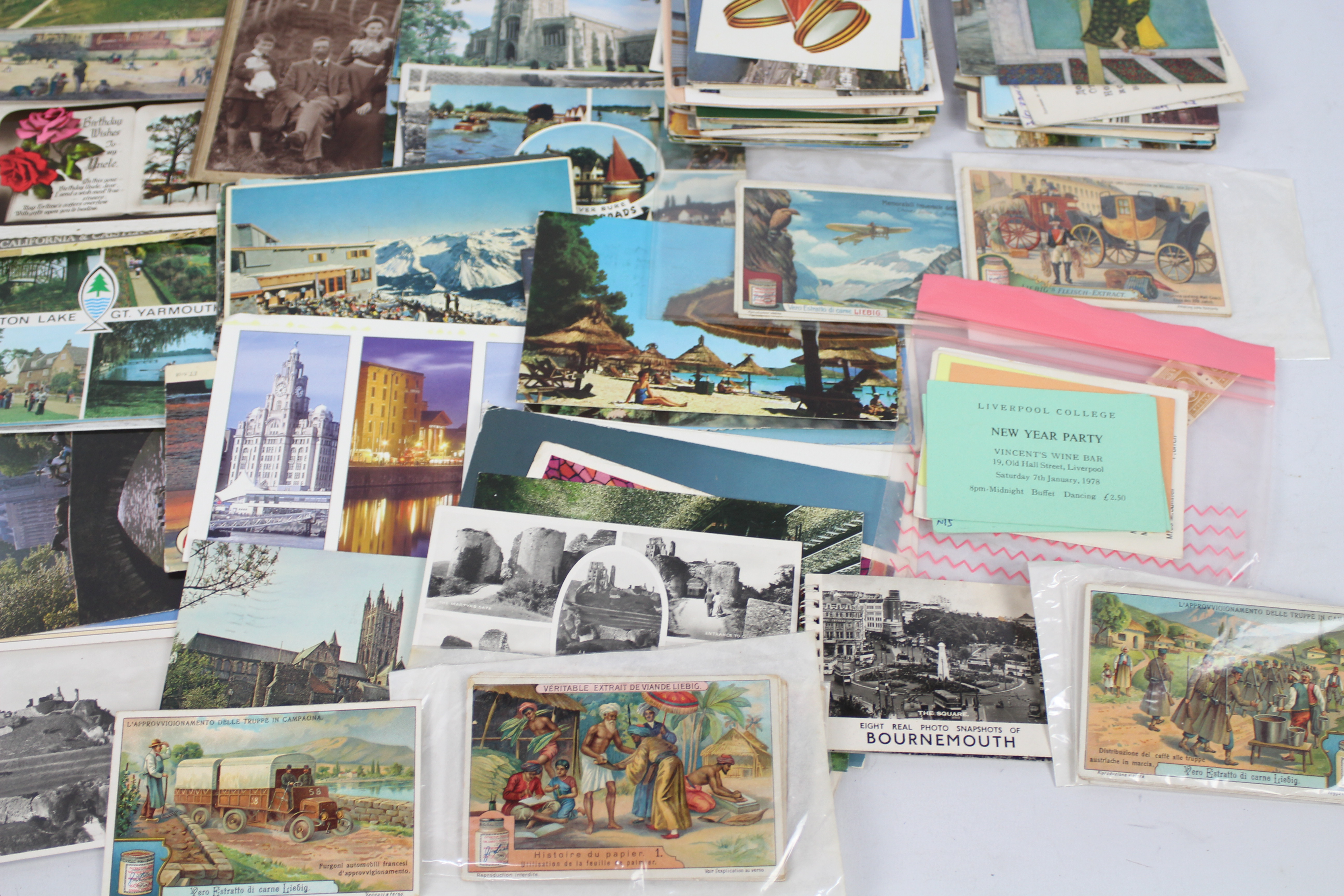 Box of Collectable Ephemera, Large selection of postcards from various subjects, old photographs, - Image 3 of 4