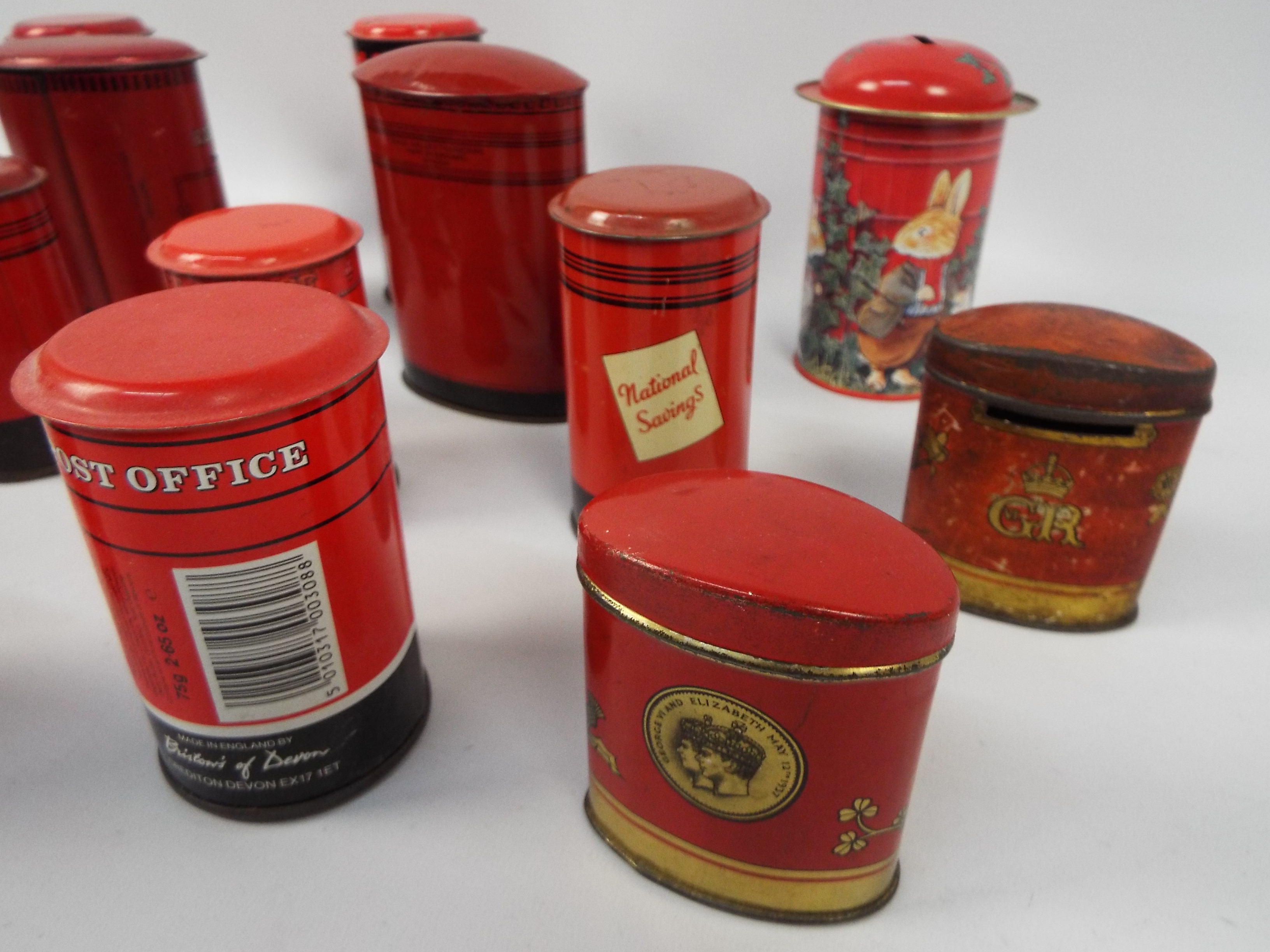 A collection of vintage tinplate money banks in the form of Post Office pillar boxes to include - Image 5 of 5