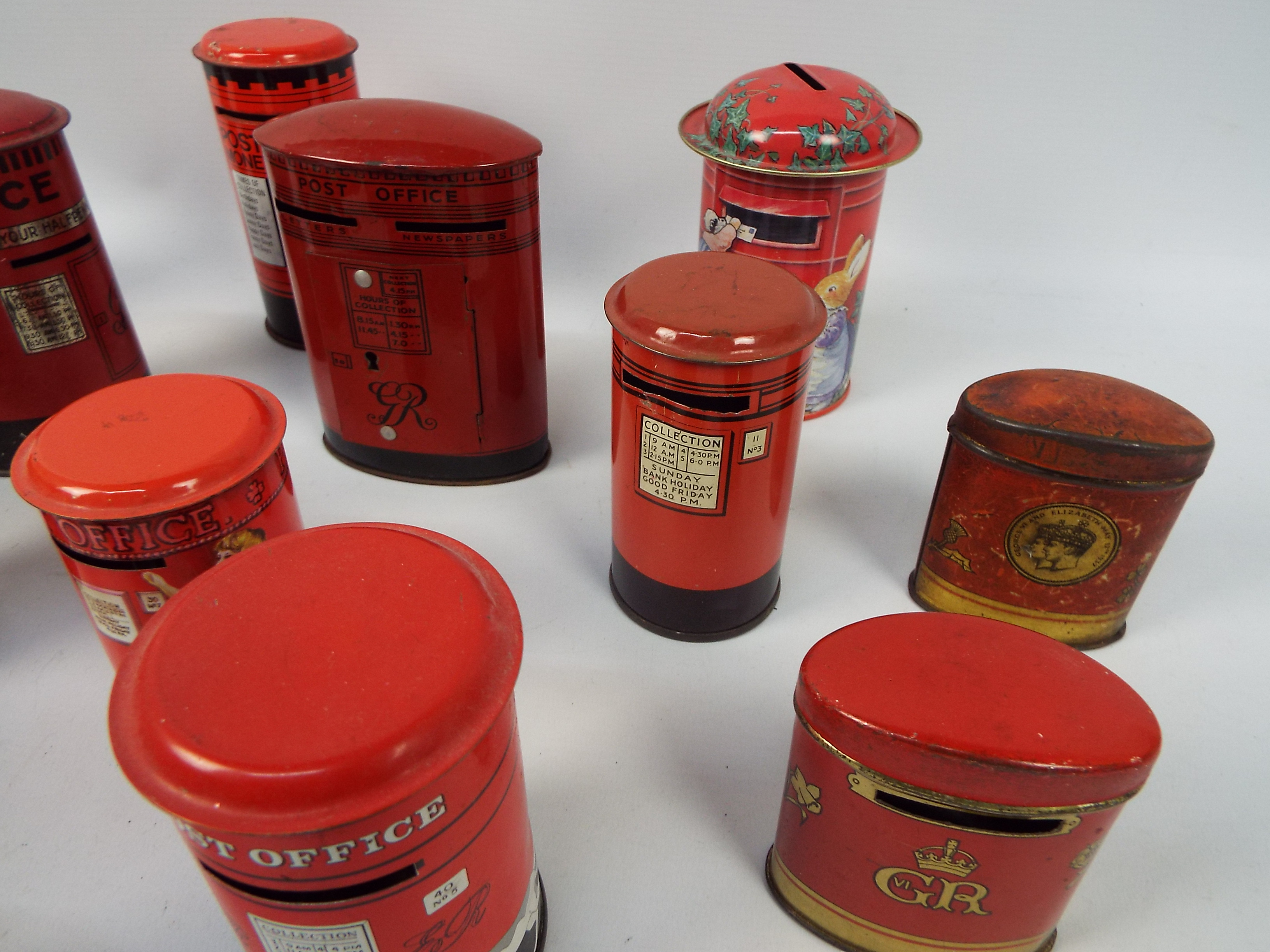 A collection of vintage tinplate money banks in the form of Post Office pillar boxes to include - Image 3 of 5