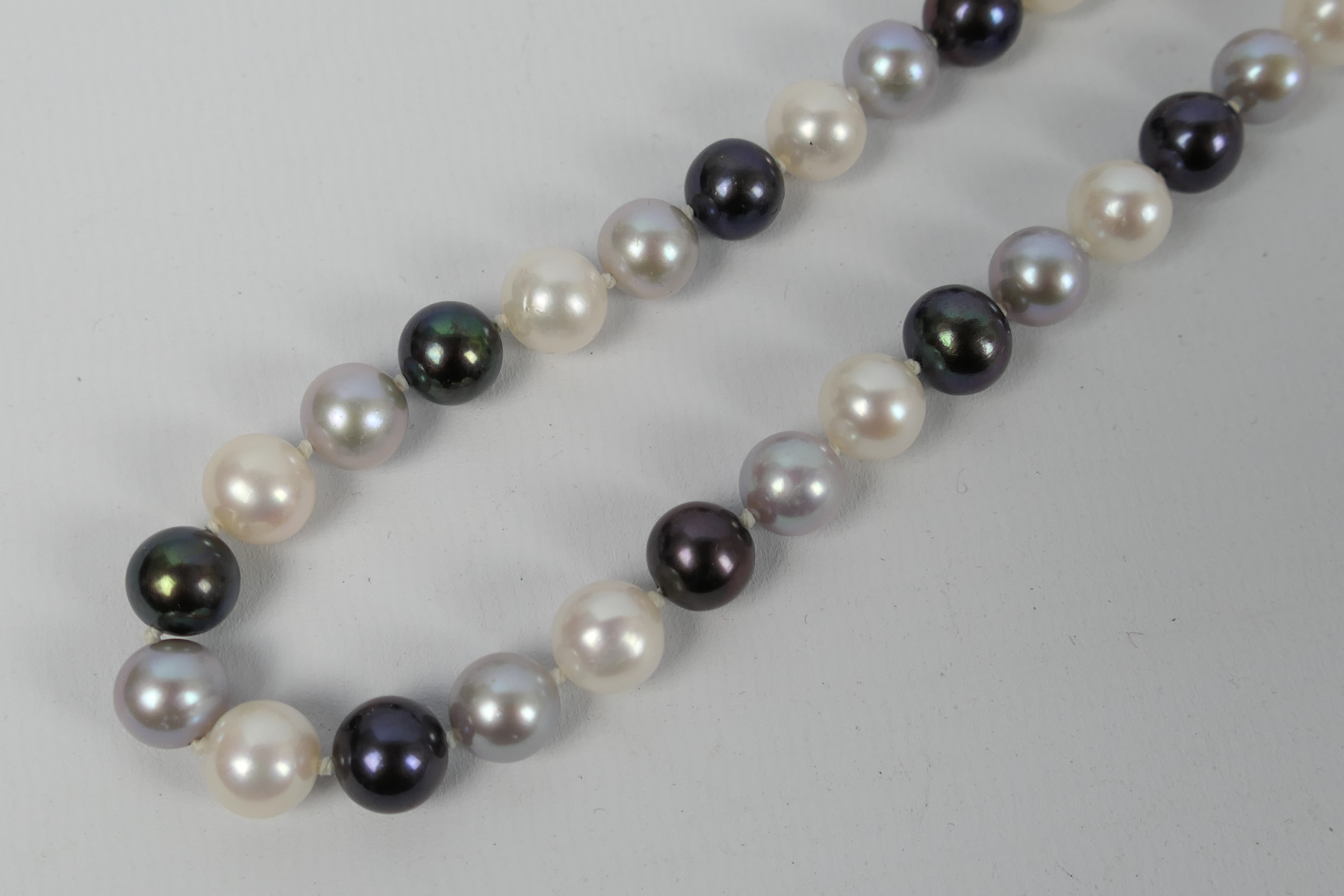 A pearl necklace compromising black, grey and white alternating pearls, each approximately 9 mm, - Image 4 of 6