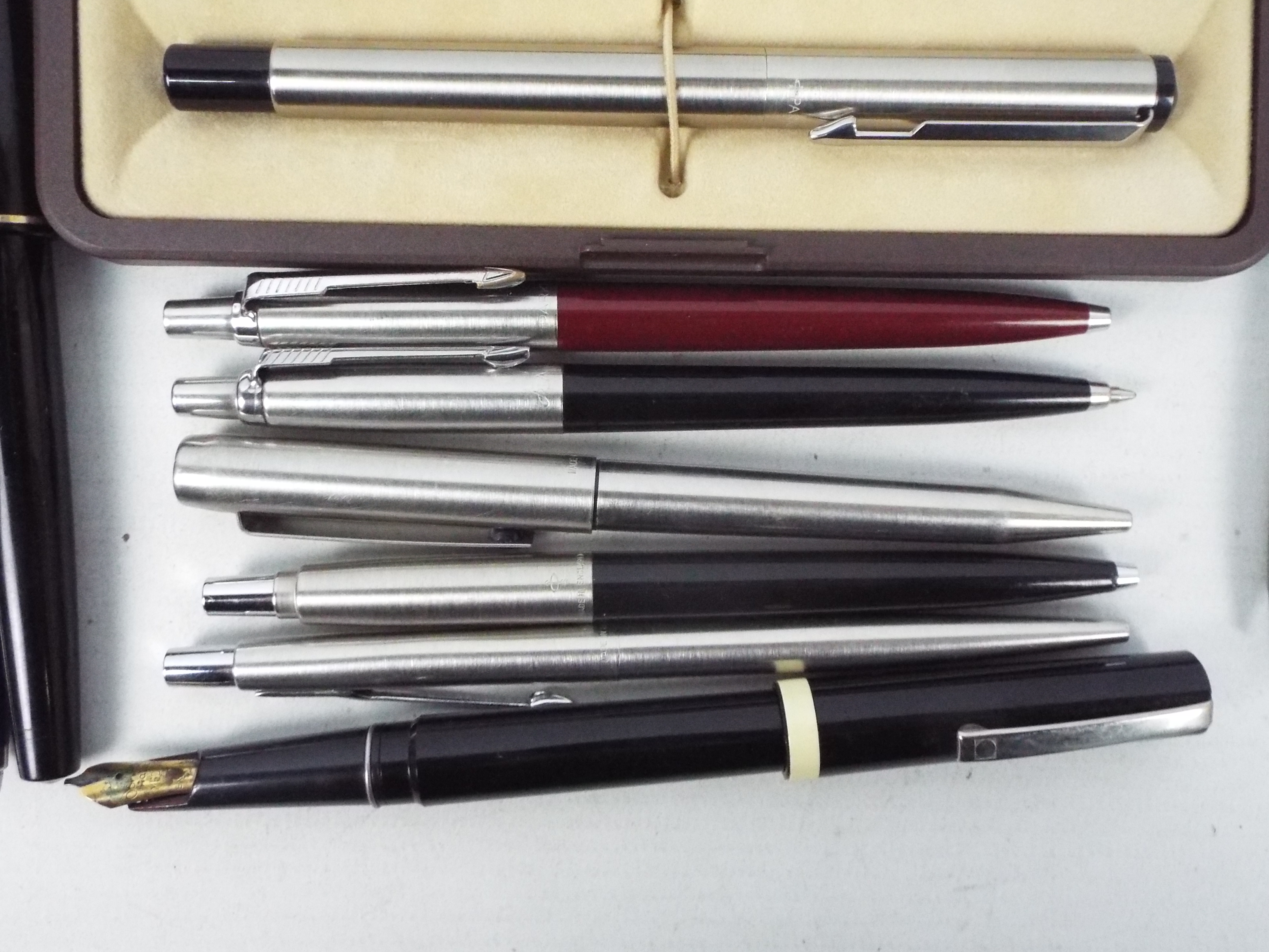 A collection of pens, predominantly Parker to include a Parker 17 and a propelling pencil. - Image 2 of 4