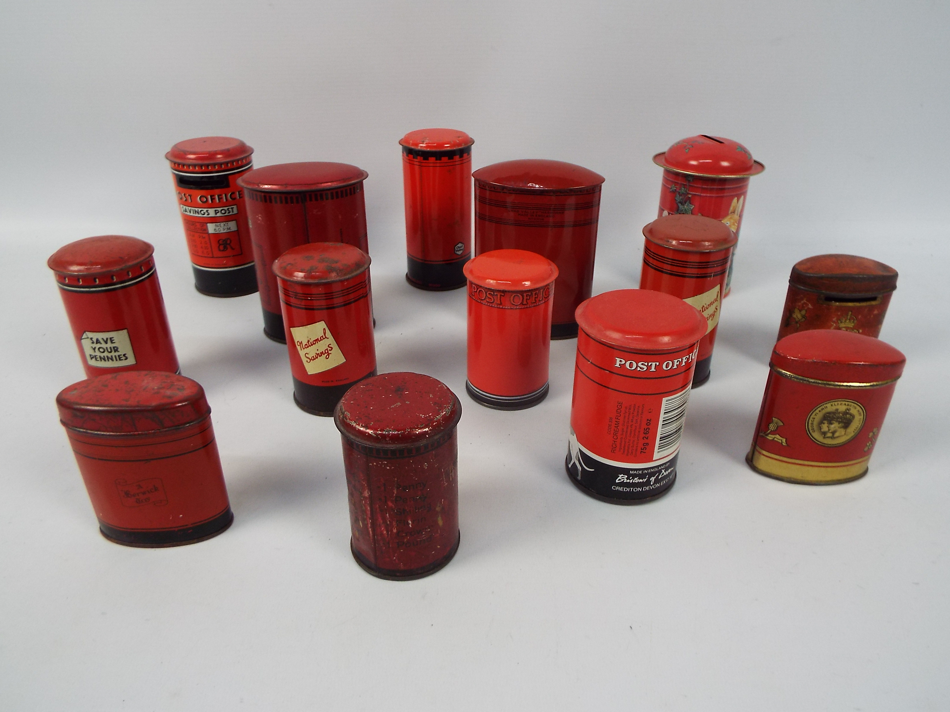 A collection of vintage tinplate money banks in the form of Post Office pillar boxes to include - Image 4 of 5