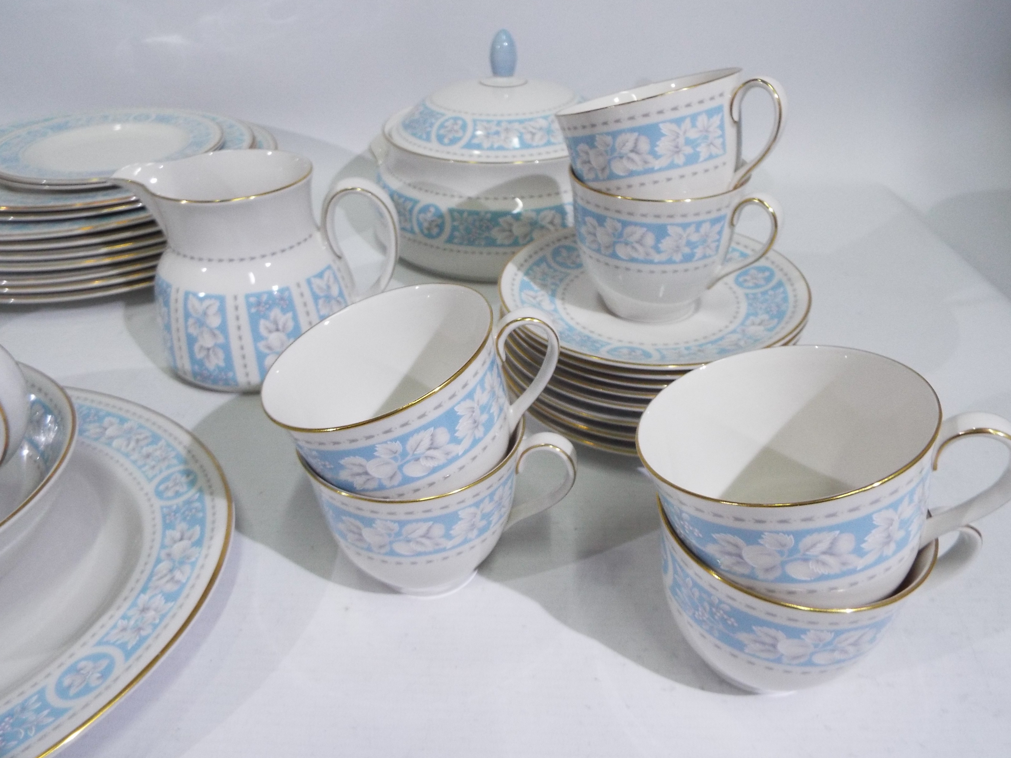 A quantity of Royal Doulton dinner and tea wares in the Hampton Court pattern, - Image 5 of 9