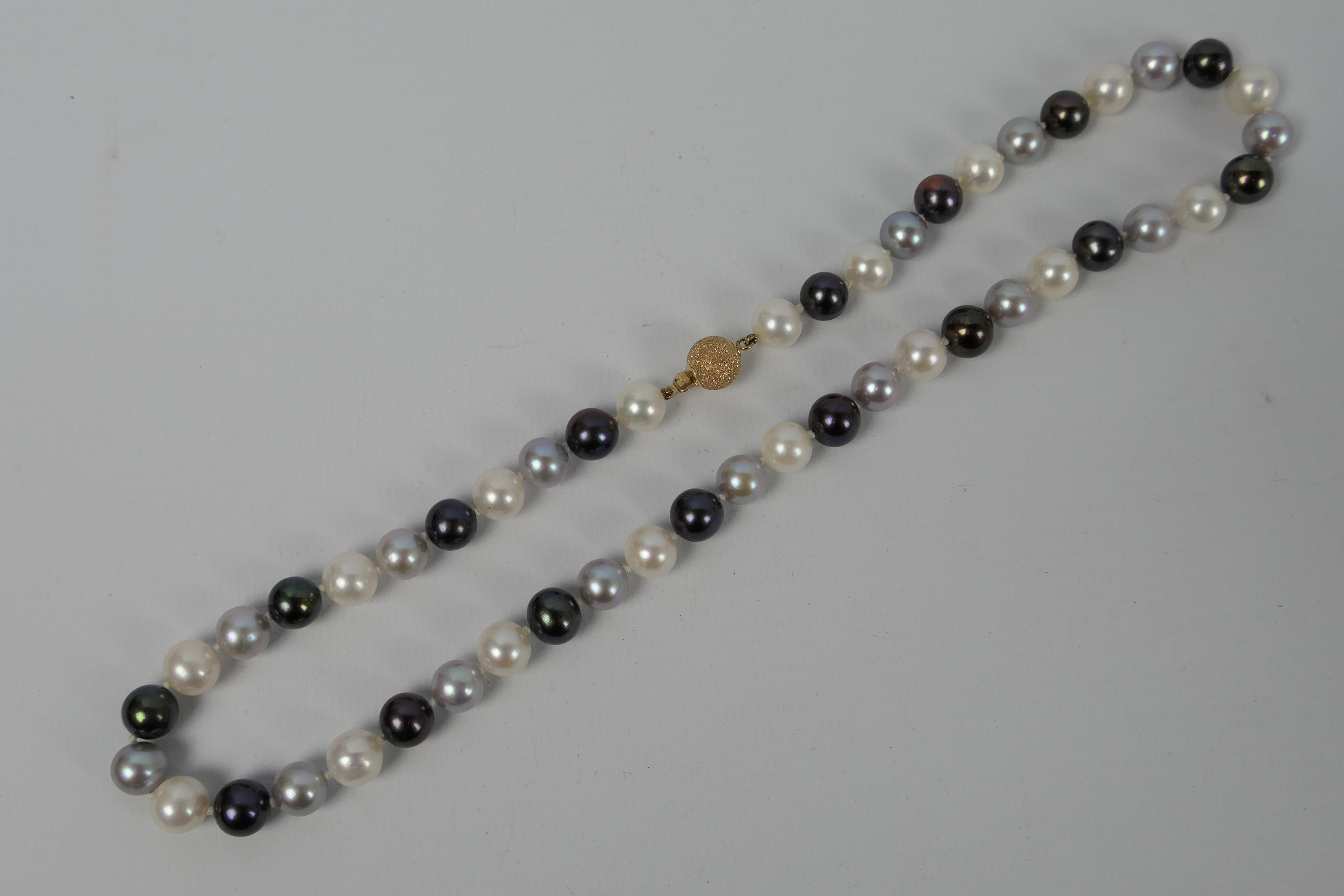 A pearl necklace compromising black, grey and white alternating pearls, each approximately 9 mm, - Image 3 of 6