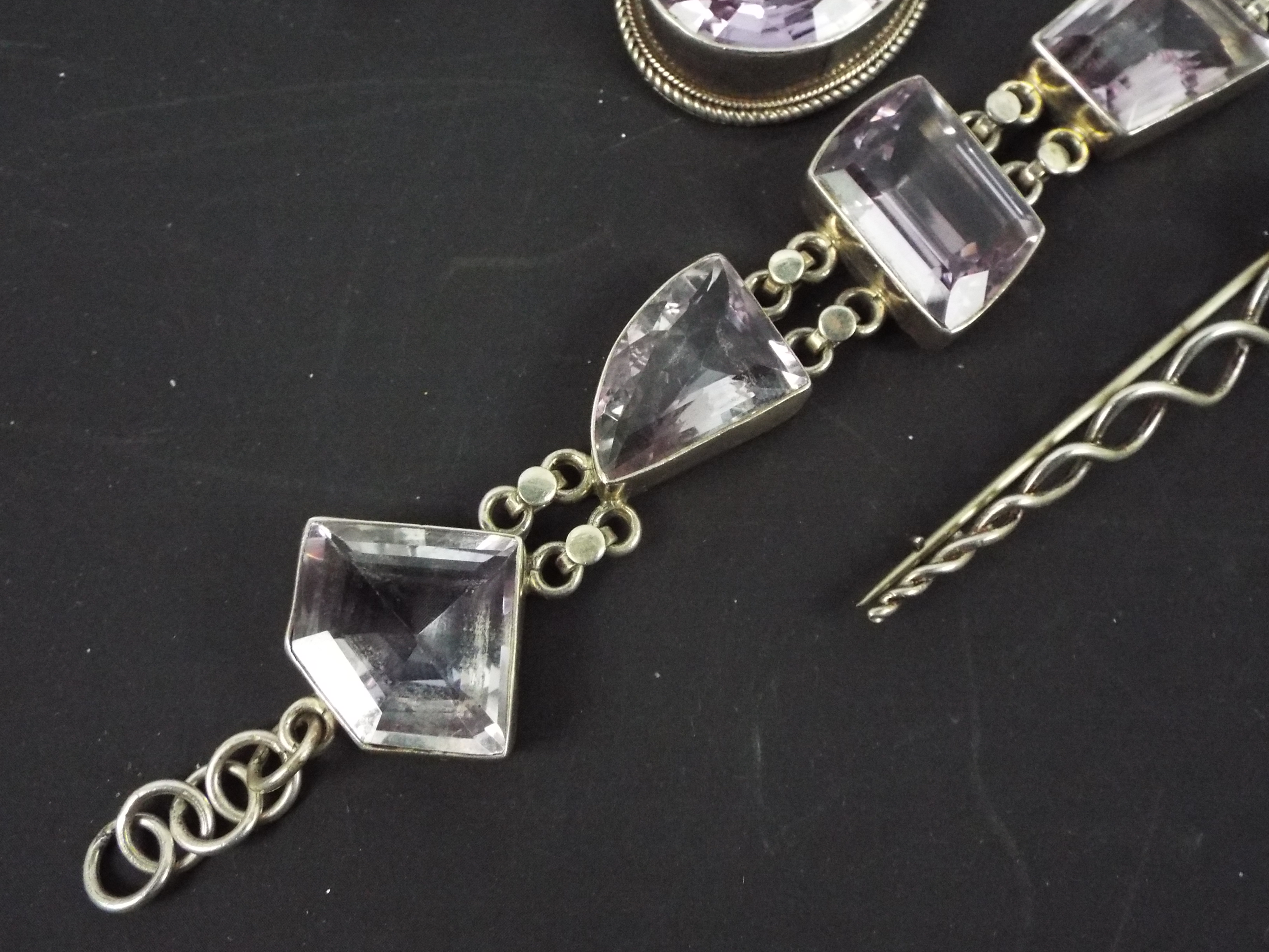 Silver and white metal jewellery set with purple stones comprising silver bracelet, 20 cm (l), - Image 3 of 5