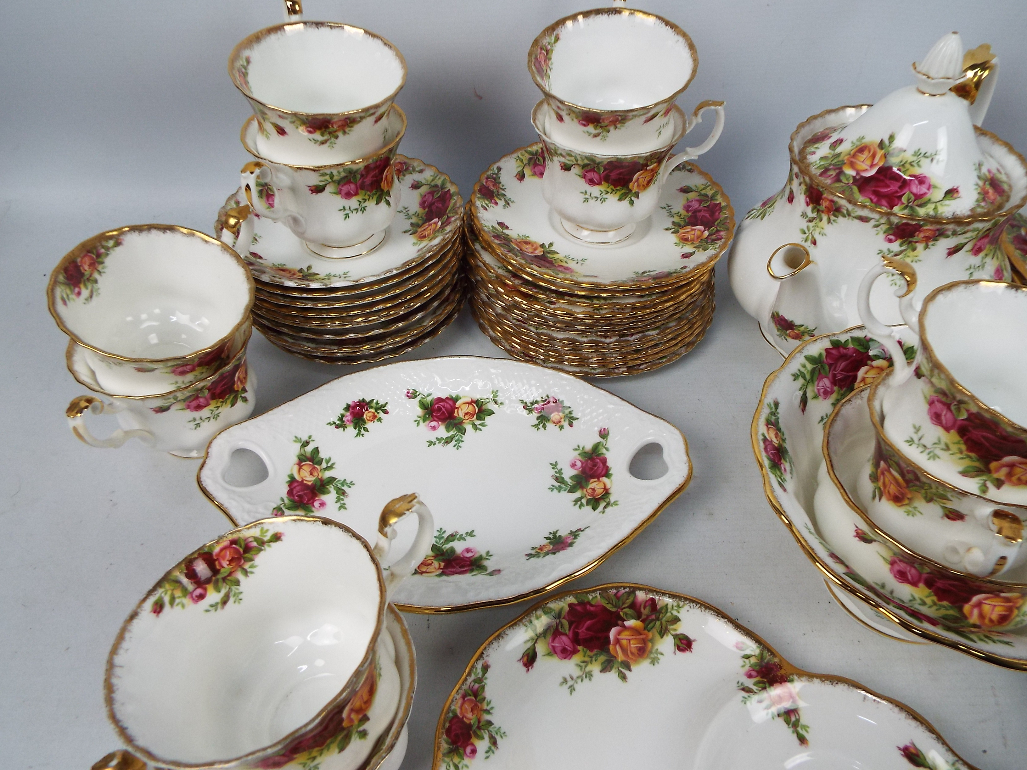 Royal Albert - A collection of Old Country Roses pattern dinner and tea wares to include 10" dinner - Image 2 of 3