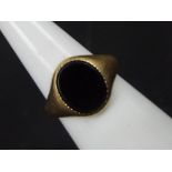 A gentleman's 9ct yellow gold and onyx signet ring, size Q (slightly misshapen), approximately 3.