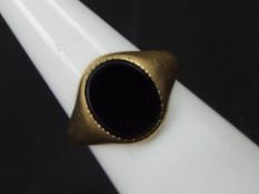 A gentleman's 9ct yellow gold and onyx signet ring, size Q (slightly misshapen), approximately 3.