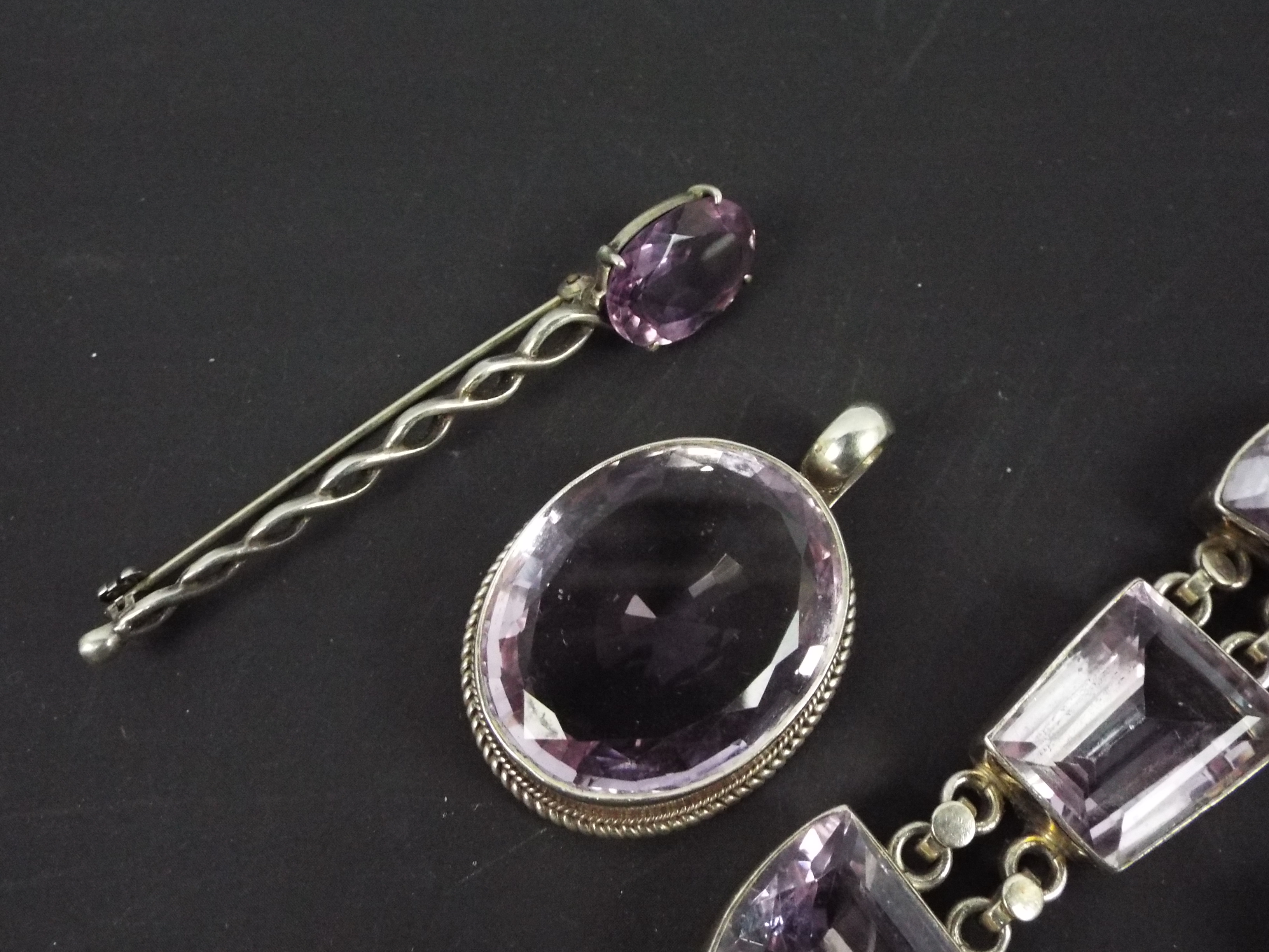 Silver and white metal jewellery set with purple stones comprising silver bracelet, 20 cm (l), - Image 2 of 5