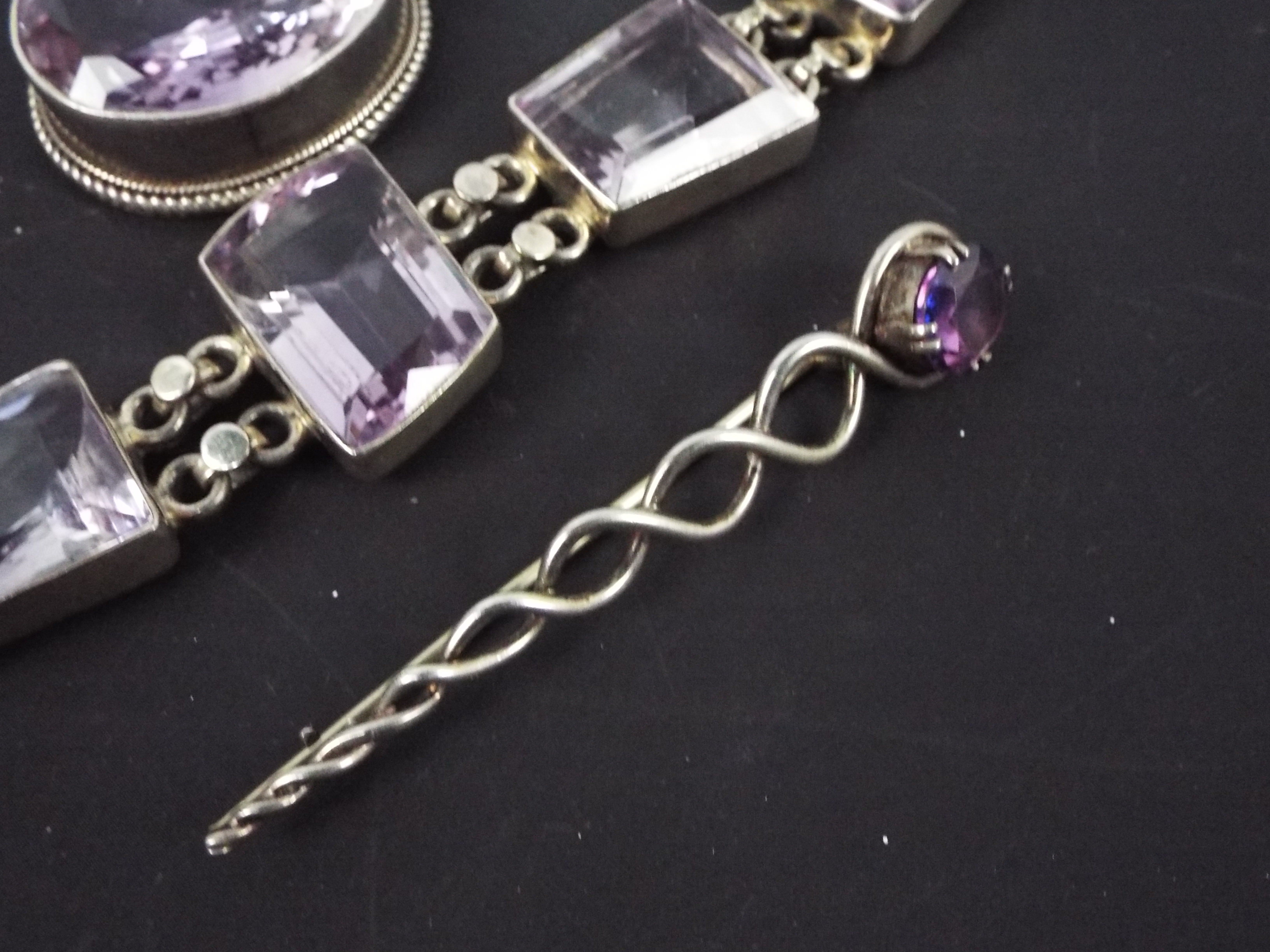 Silver and white metal jewellery set with purple stones comprising silver bracelet, 20 cm (l), - Image 4 of 5