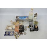 A mixed lot to include a 1934 US Peace dollar, Denver mint, a small quantity of further coins,
