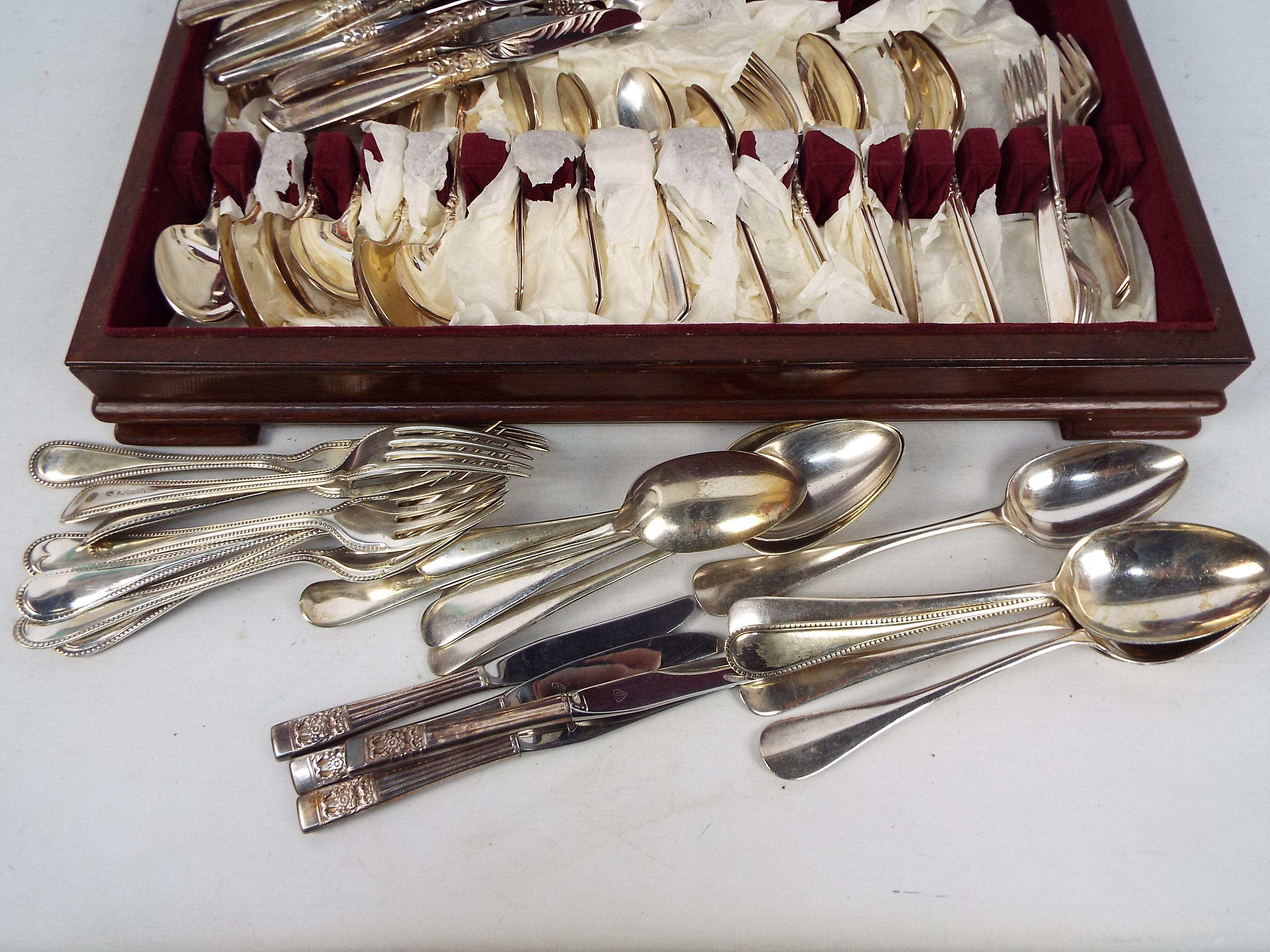 A canteen of plated cutlery along with further loose plated flatware. - Image 2 of 5