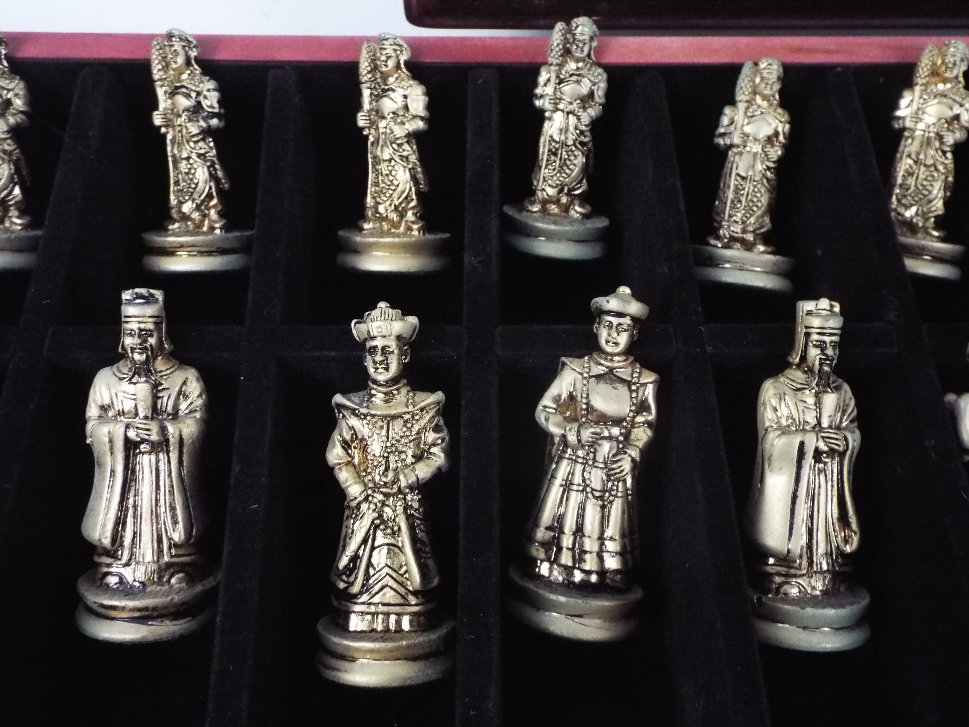 Chess Set - A chess board box with pieces contained in two drawers, king approximately 6 cm (h). - Image 3 of 5