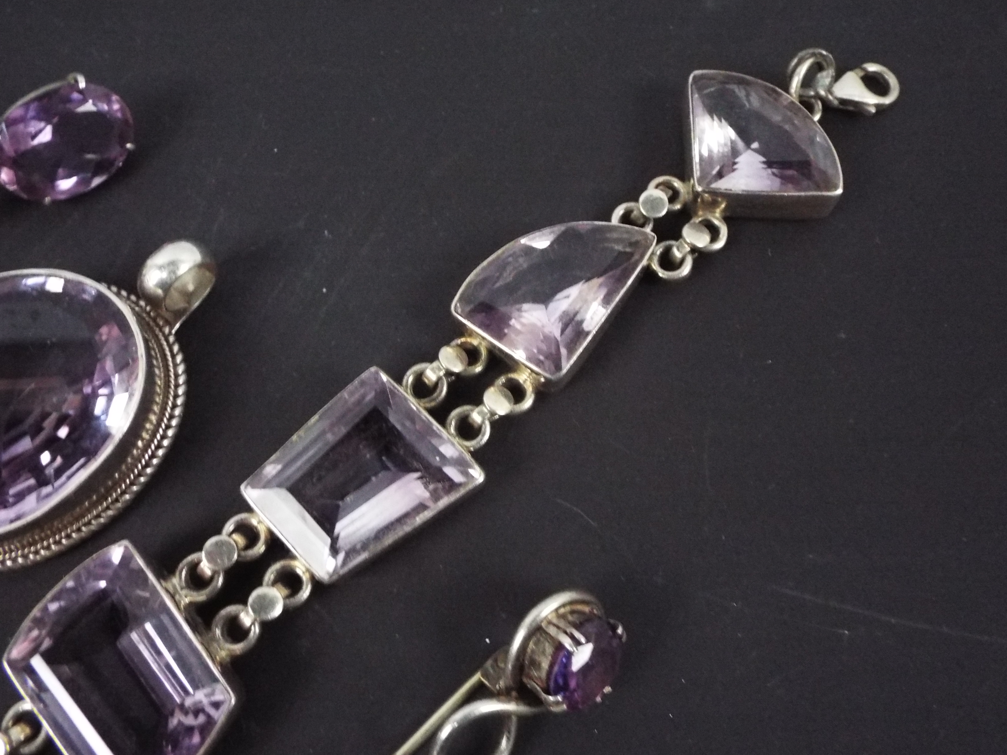 Silver and white metal jewellery set with purple stones comprising silver bracelet, 20 cm (l), - Image 5 of 5