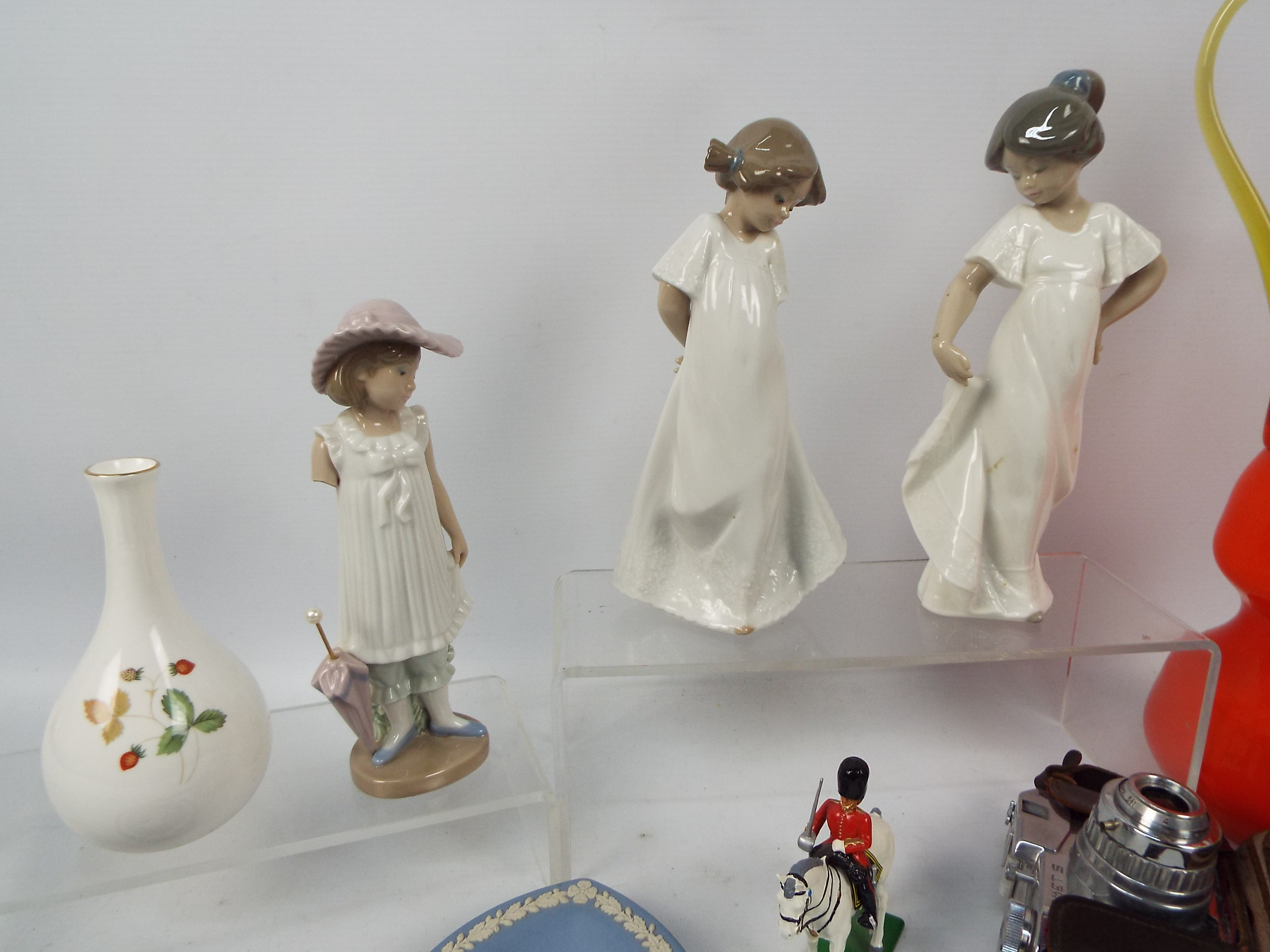 A mixed lot to include Nao figures, vintage camera, toy soldier, - Image 2 of 5