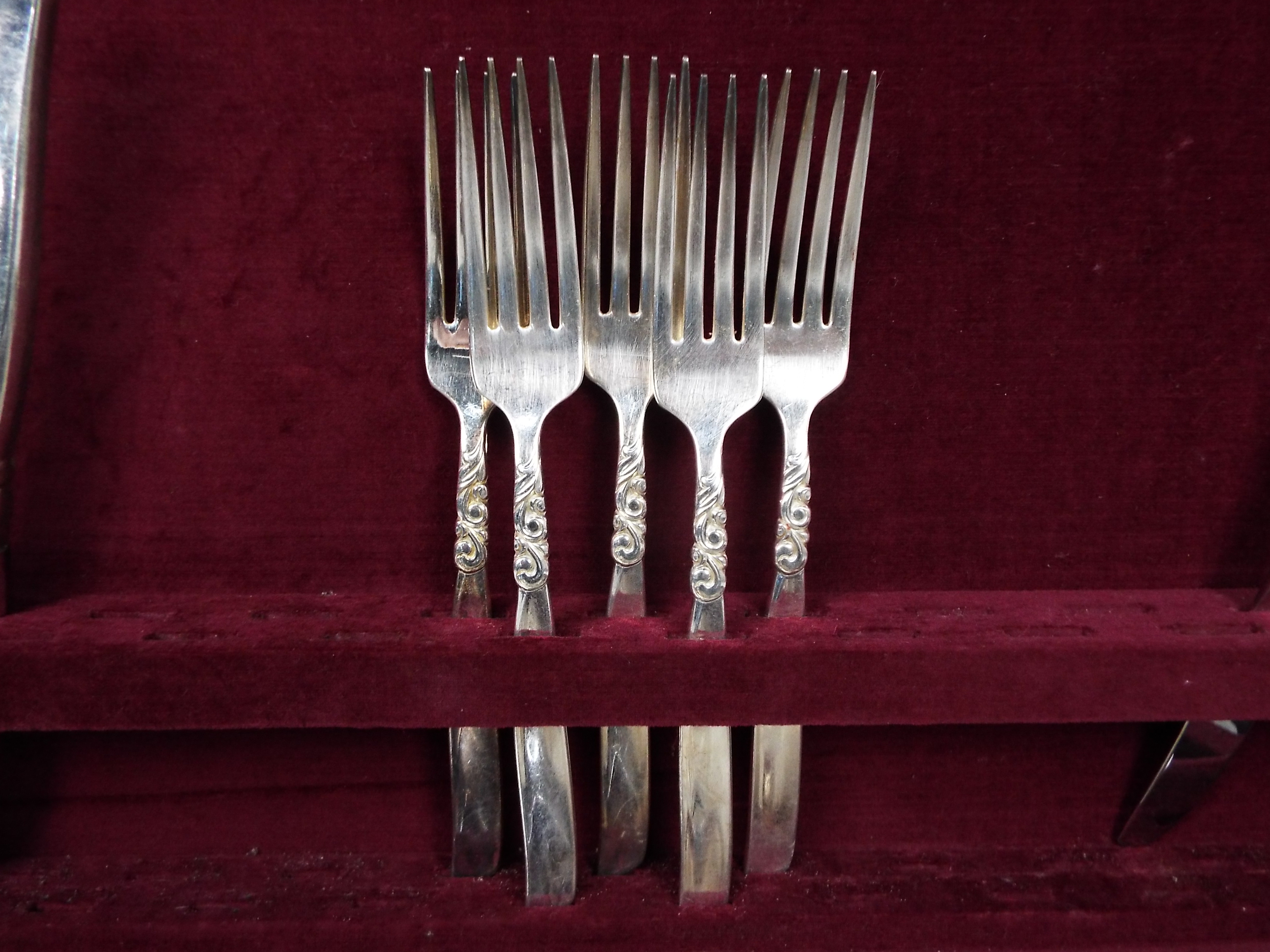 A canteen of plated cutlery along with further loose plated flatware. - Image 4 of 5