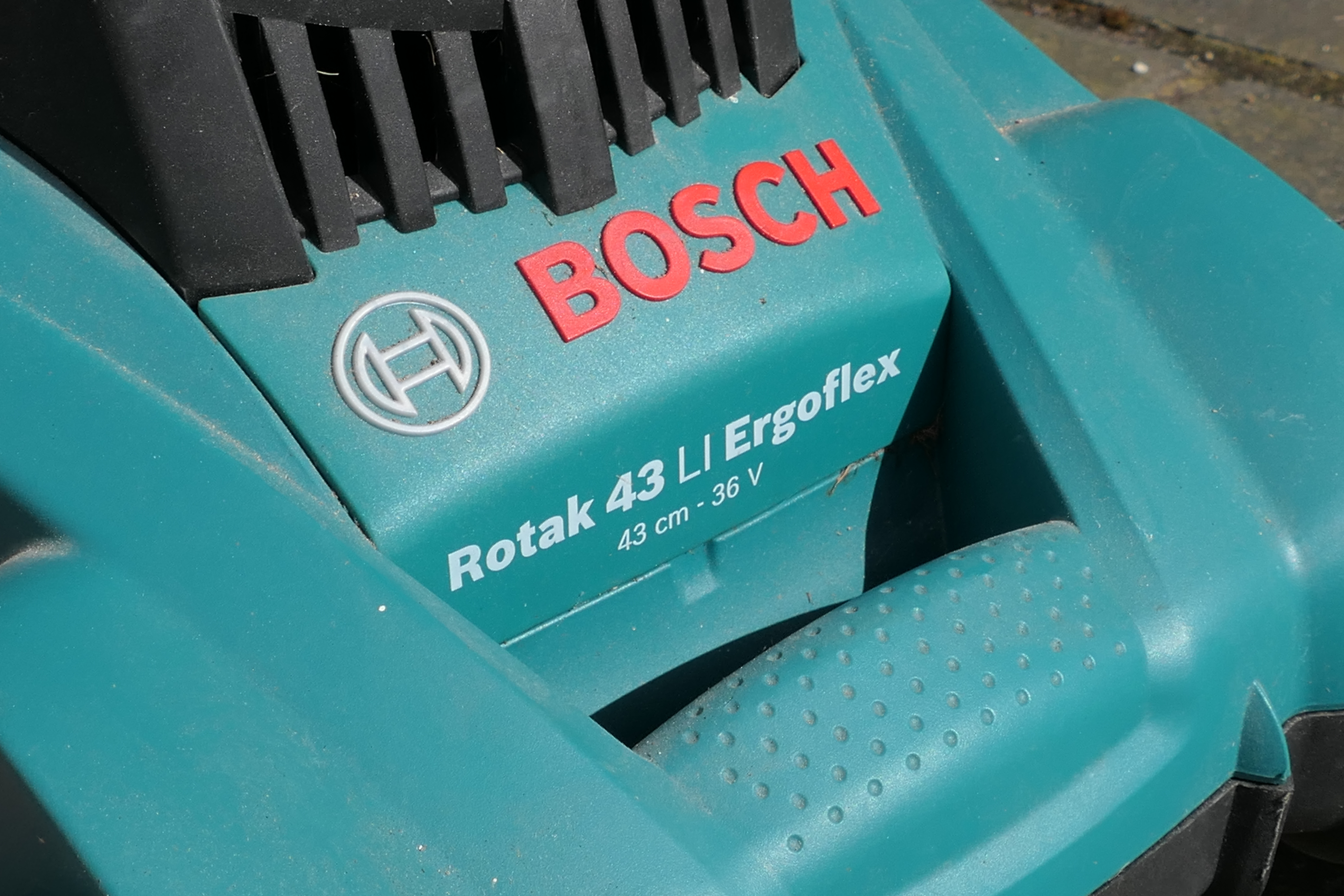 A Bosch Rotak cordless battery lawnmower. - Image 3 of 8