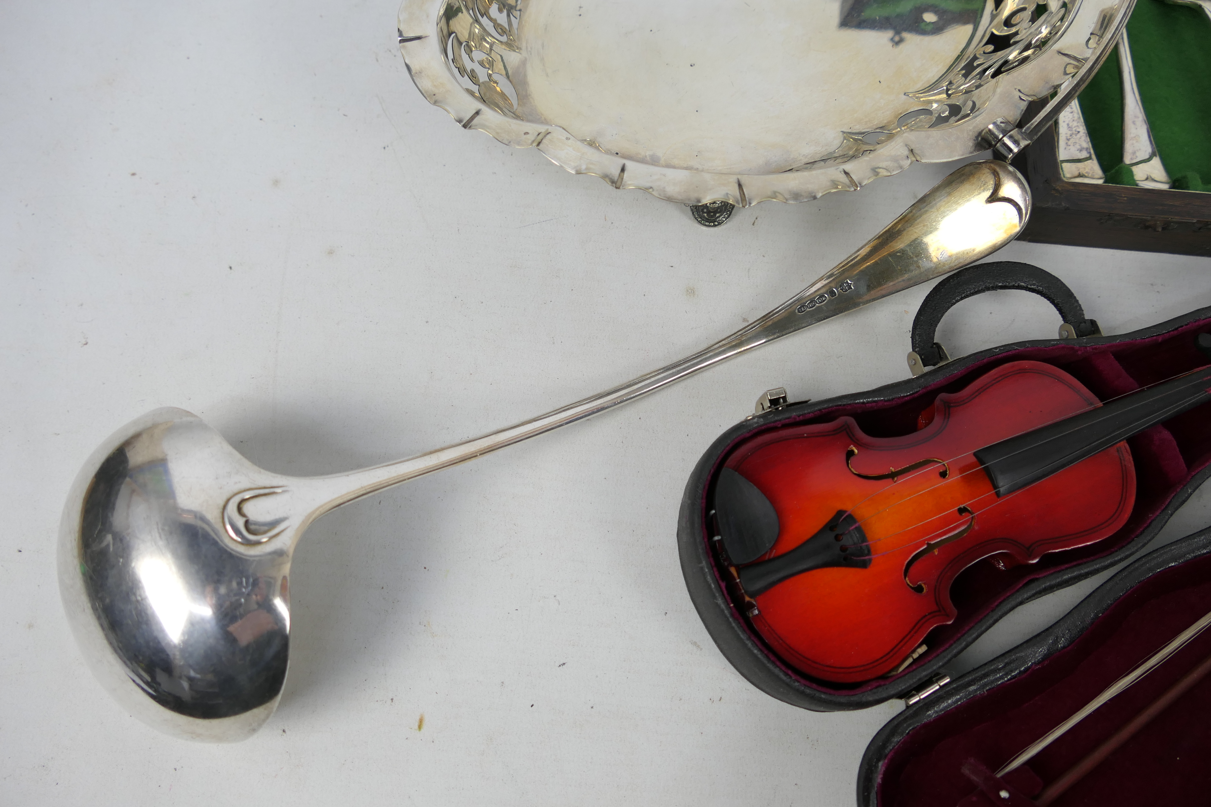 Various plated ware to include a canteen of fish knives and forks, ladle, - Image 6 of 6