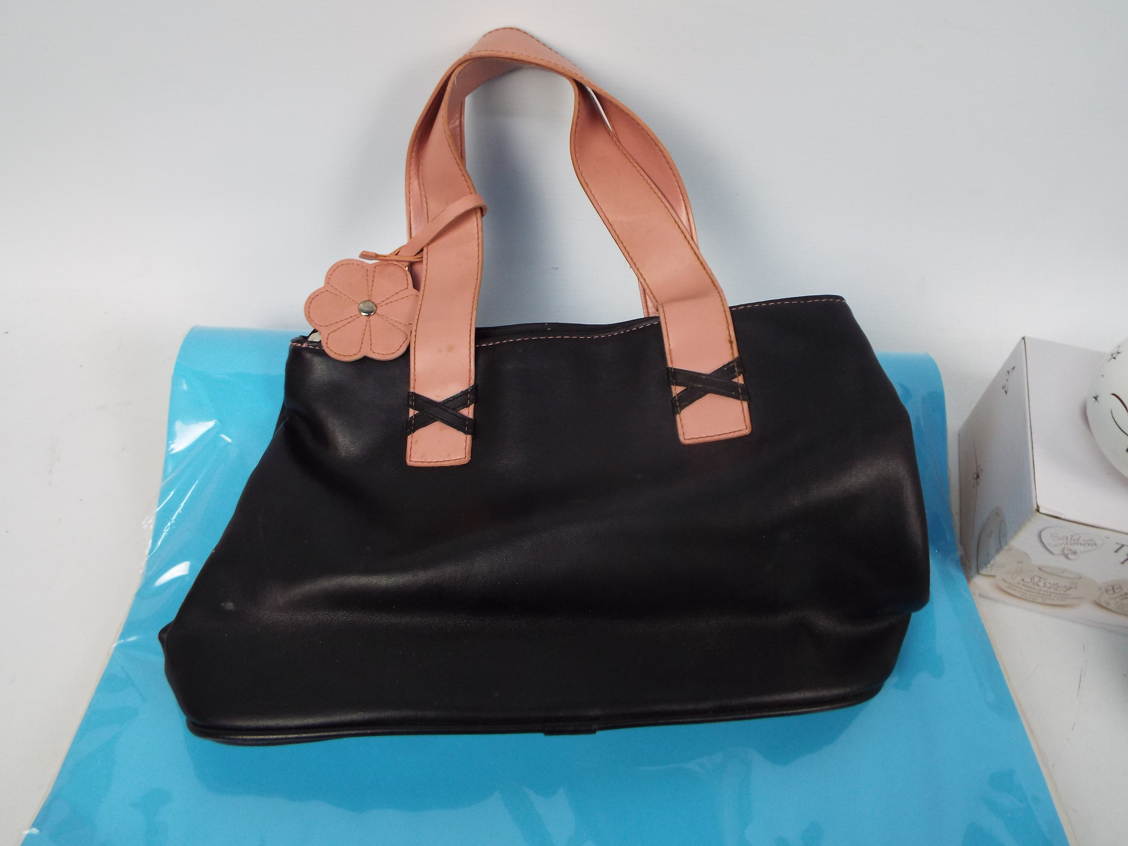 A mixed lot to include a black pvc handbag with pink straps, - Image 4 of 4