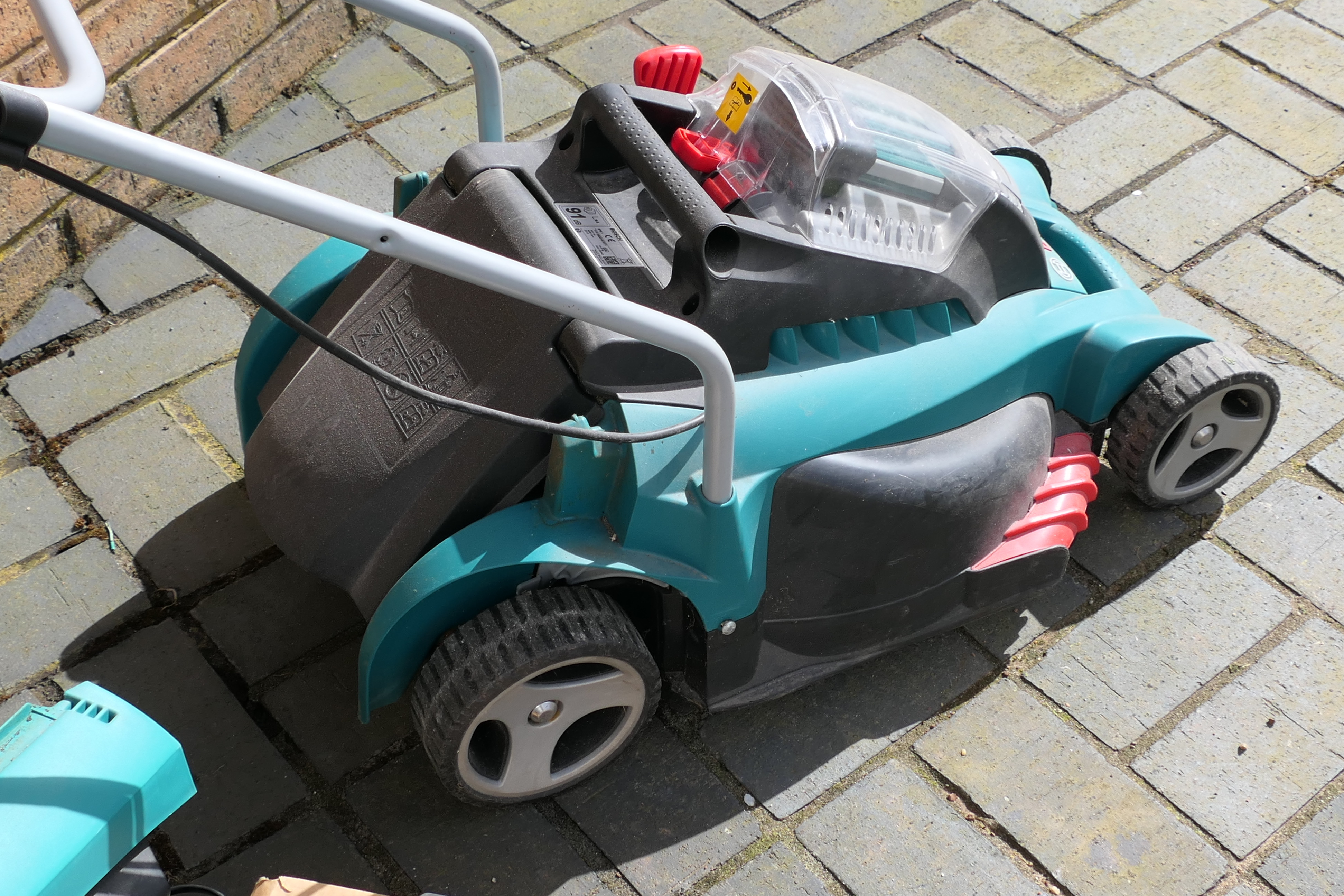 A Bosch Rotak cordless battery lawnmower. - Image 5 of 8