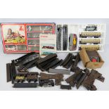 Lima - TTR - Others - A mixed lot of loose model railway items with a boxed train set.