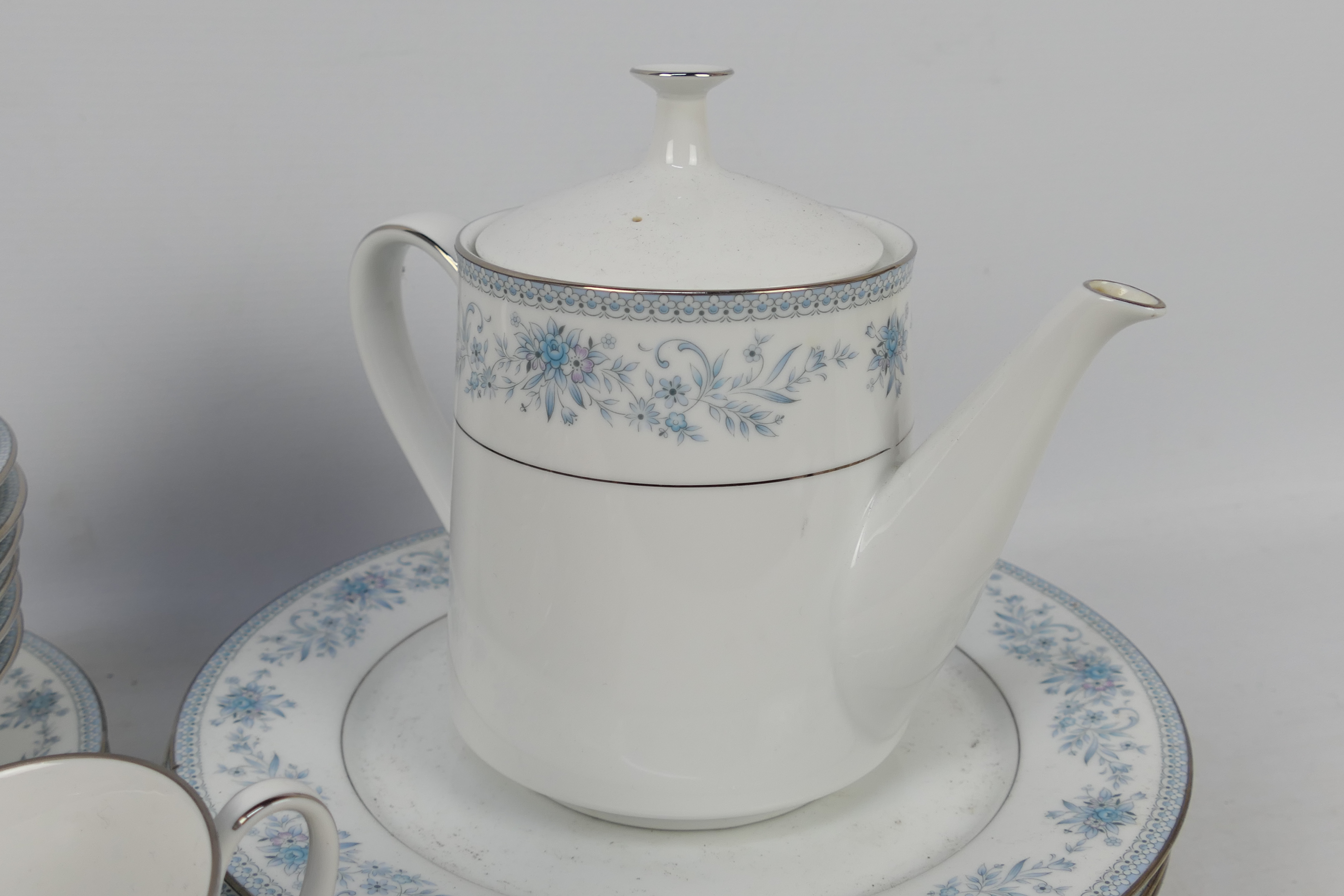 Noritake - A collection of Blue Hill pattern dinner and tea wares, approximately 41 pieces. - Image 4 of 5