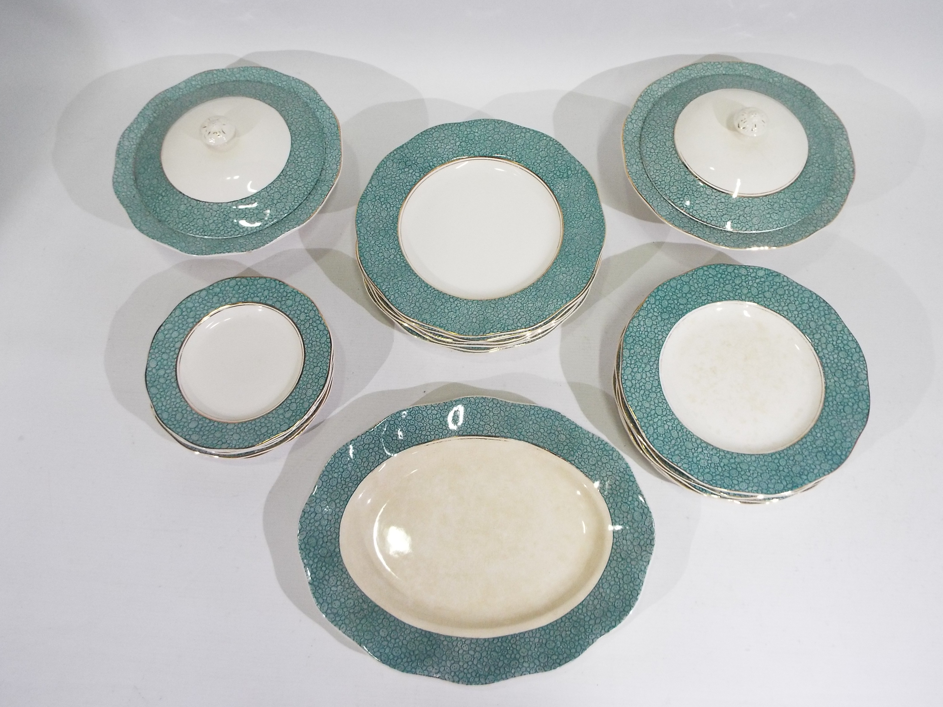 A collection of Wedgwood Garden pattern dinner wares, 23 pieces to include tureens, dinner plates, - Image 3 of 4