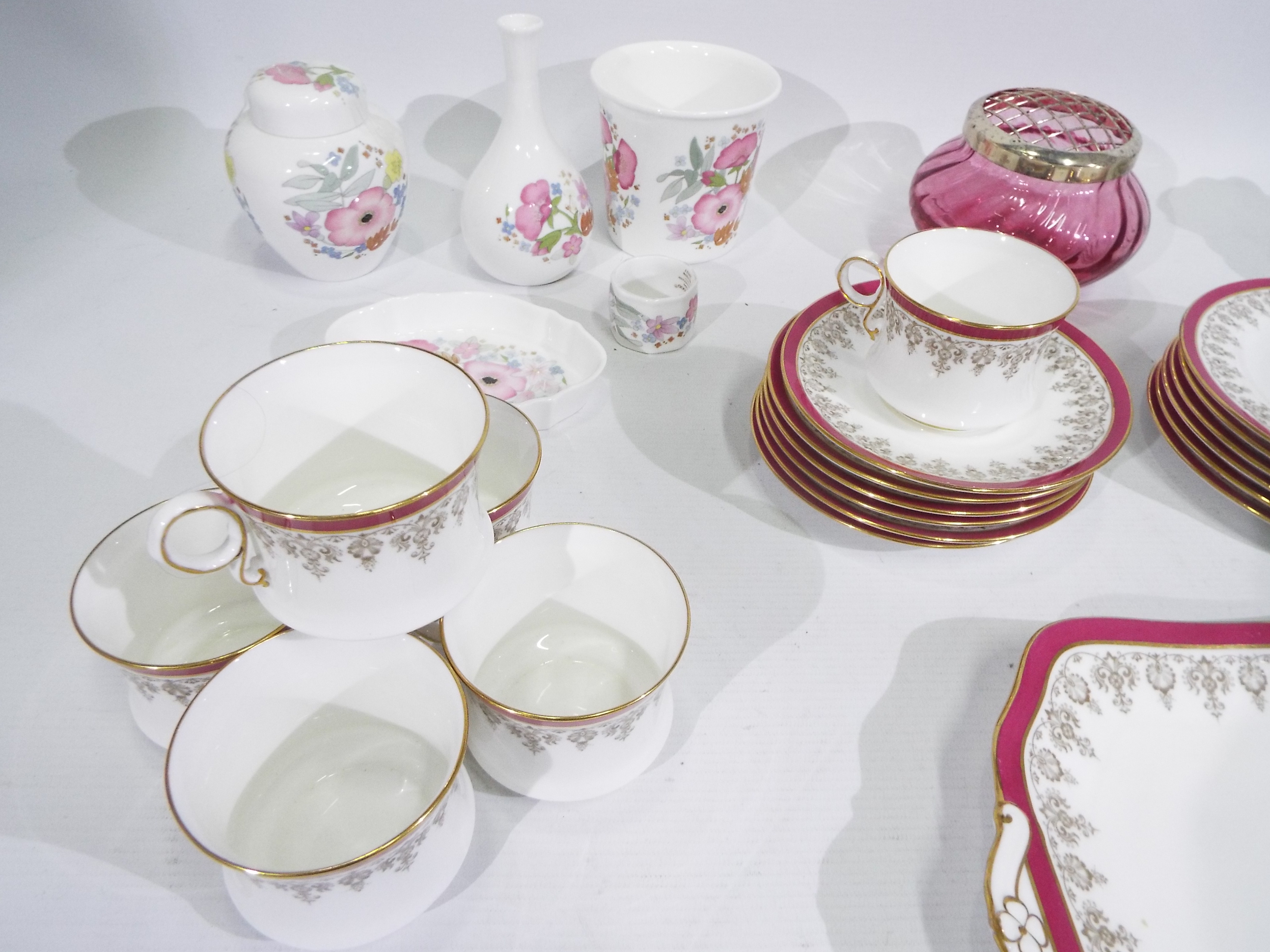 A collection of ceramics to include Wedgwood, Cauldon and similar. - Image 3 of 8