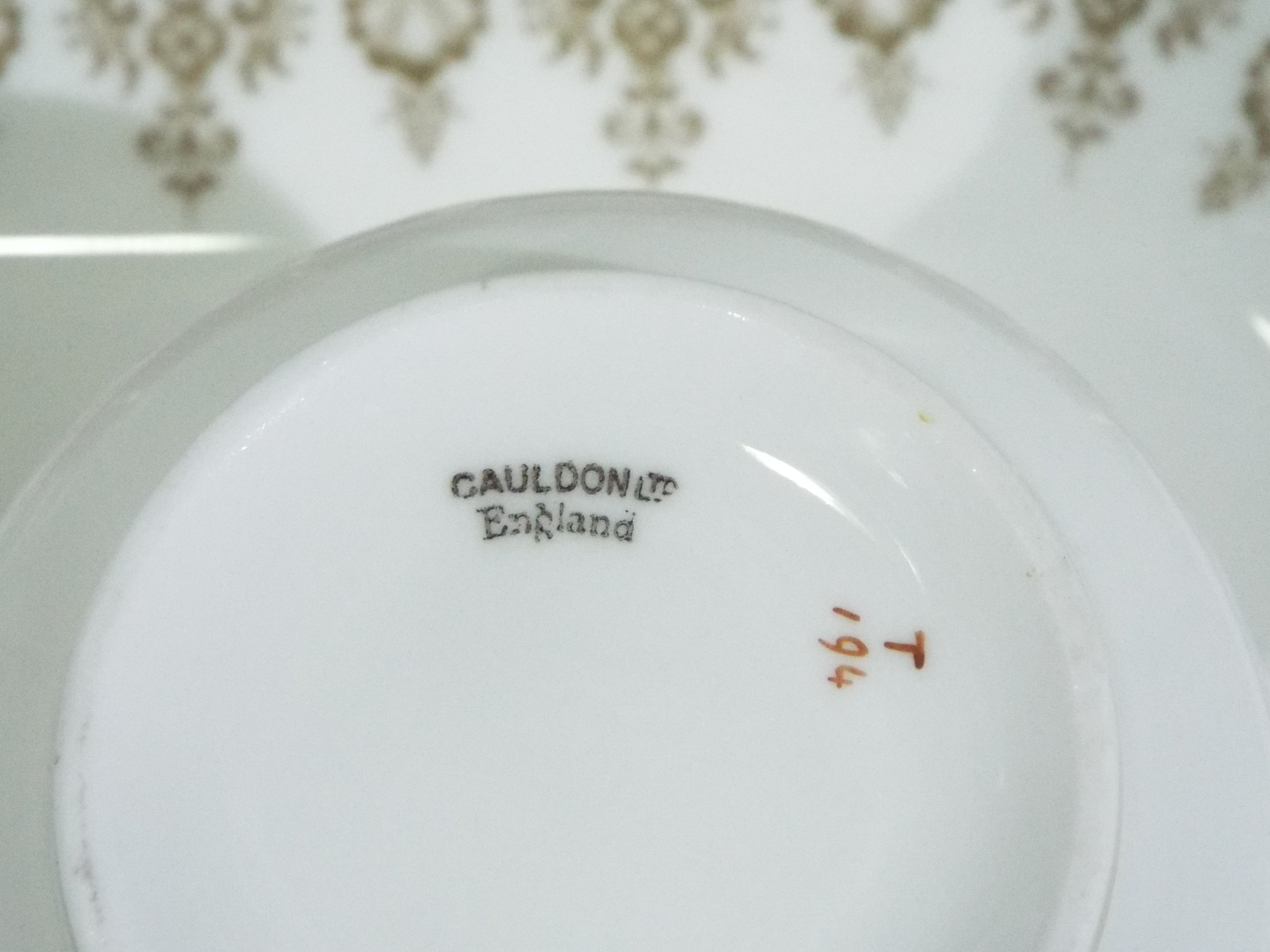 A collection of ceramics to include Wedgwood, Cauldon and similar. - Image 7 of 8