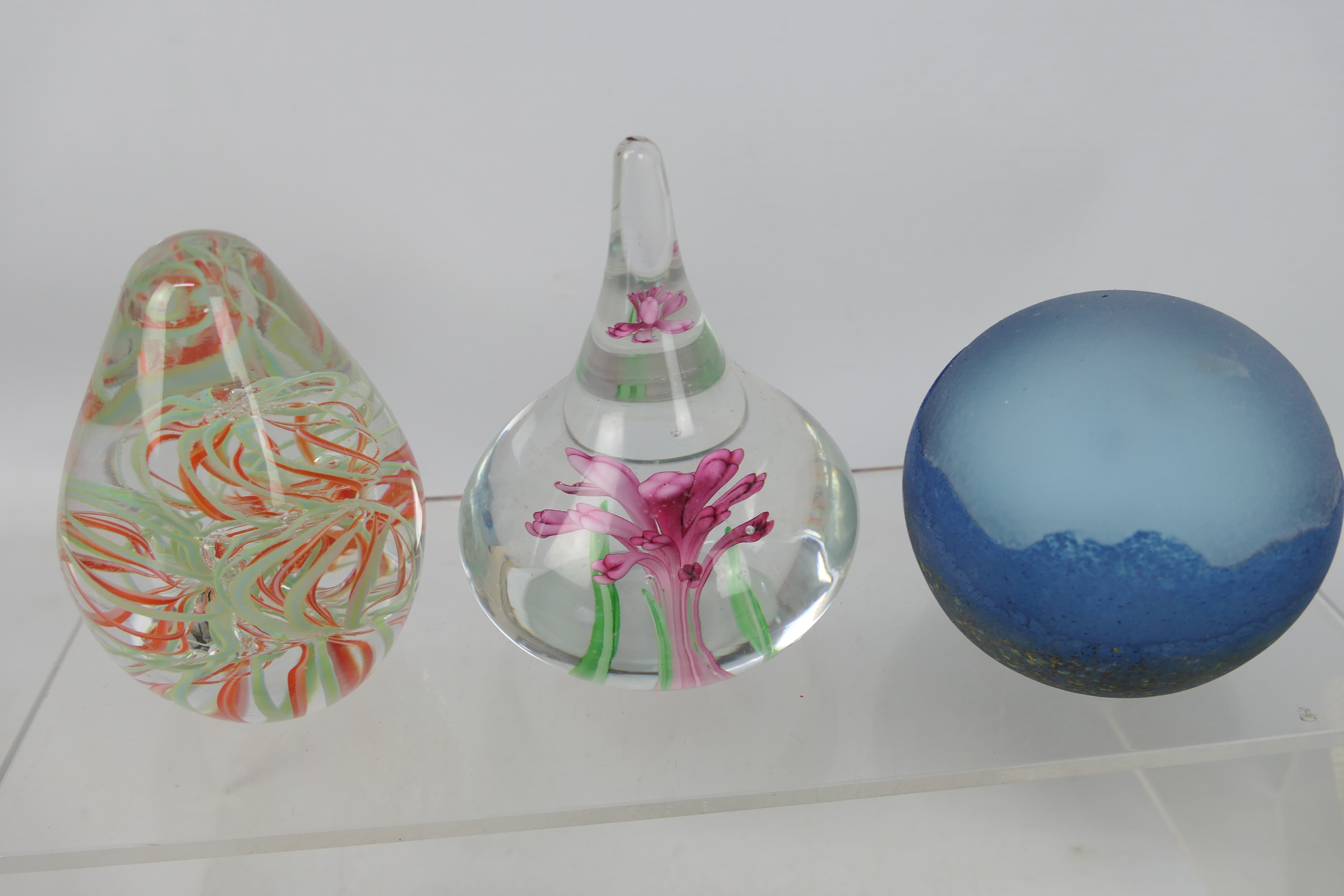 A collection of various paperweights to - Image 3 of 5