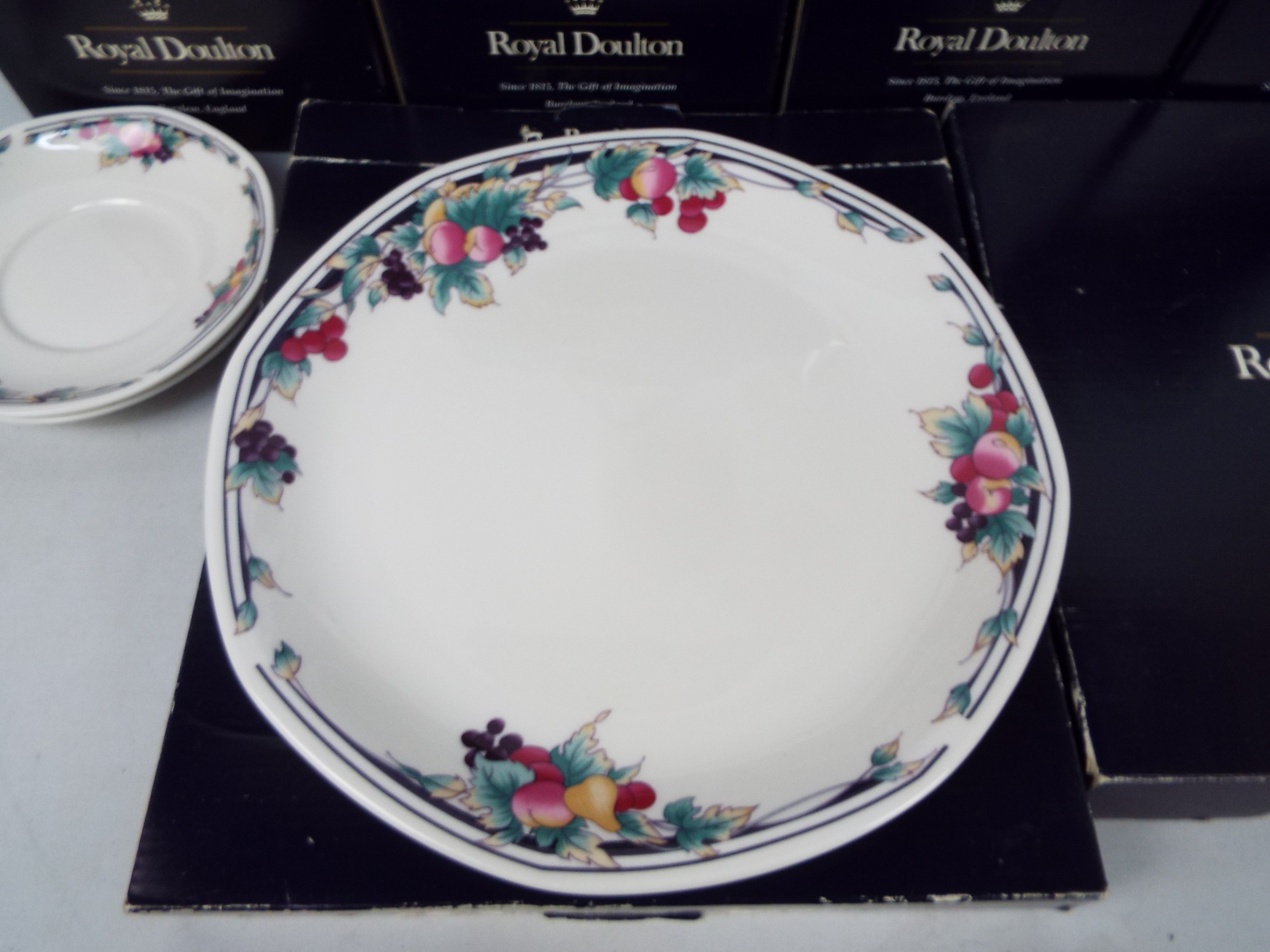 Royal Doulton - A collection of boxed Autumns Glory pattern dinner and tea wares comprising six - Image 3 of 5