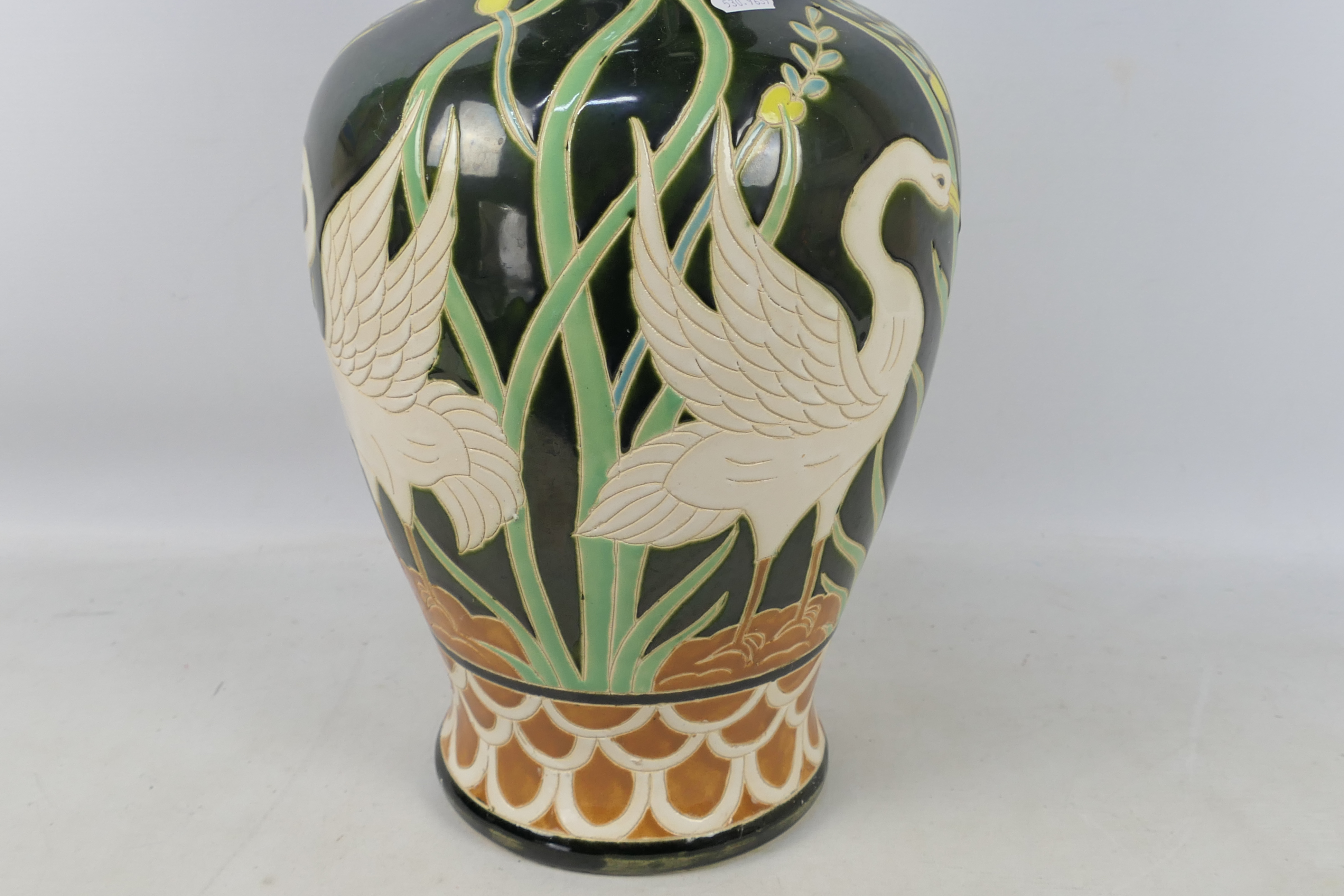 A large baluster vase decorated with swans, approximately 52 cm (h). - Image 4 of 6