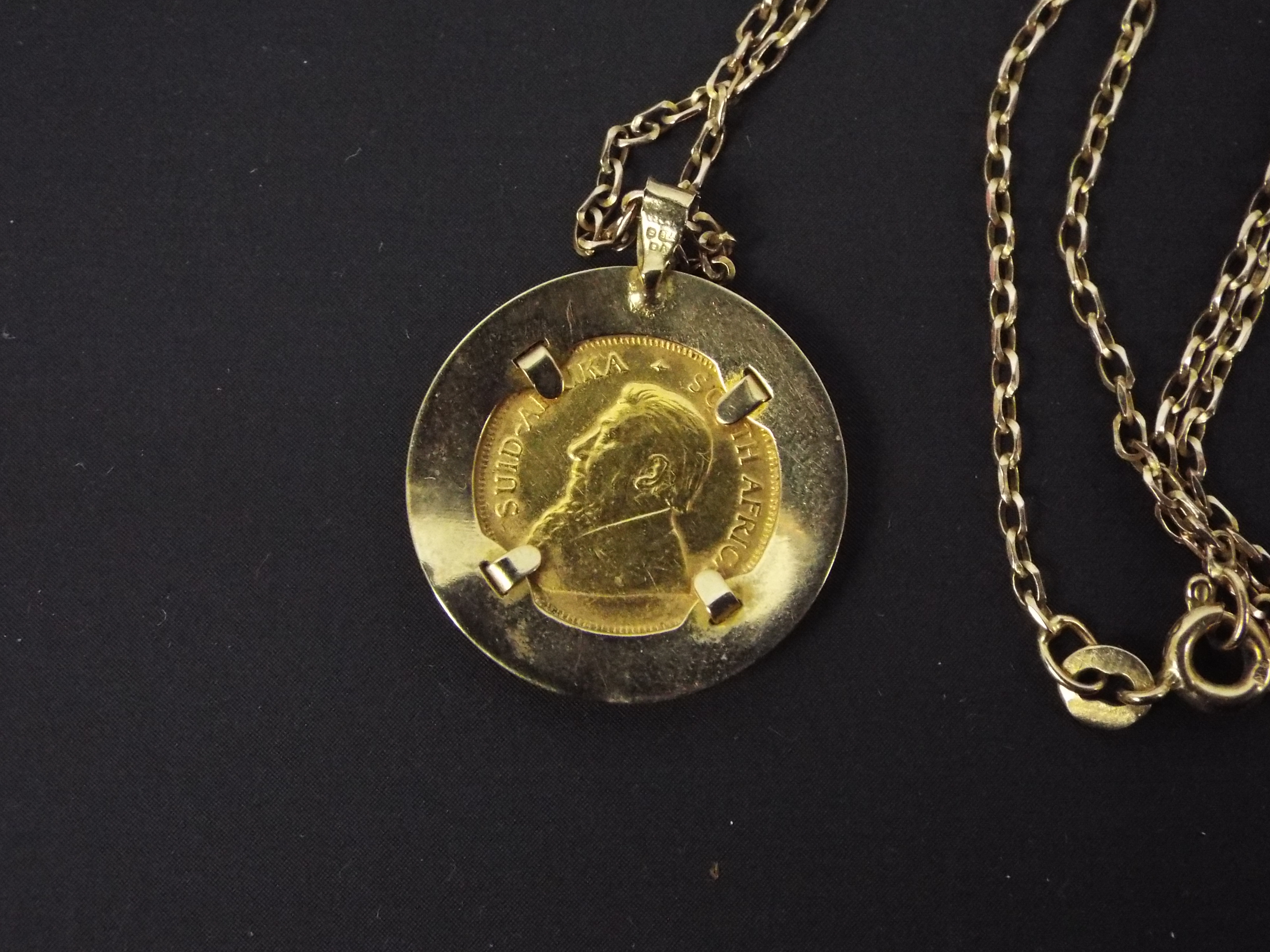 A 1981 1/10 ounce Krugerrand coin in 9ct yellow gold pendant mount suspended from a 9ct yellow gold - Image 3 of 3