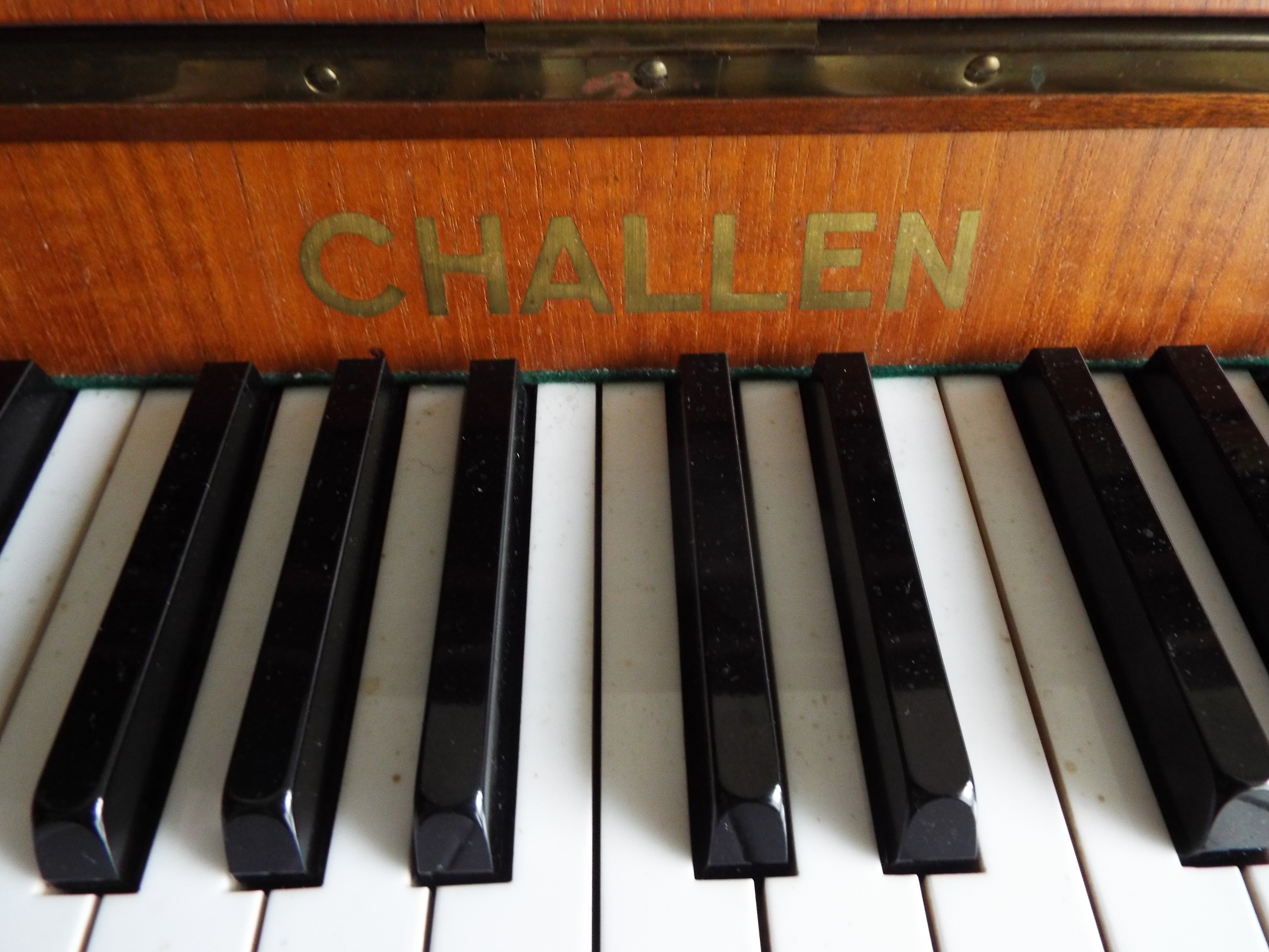 A Challen upright piano measuring approximately 100 cm x 135 cm x 50 cm. - Image 2 of 4