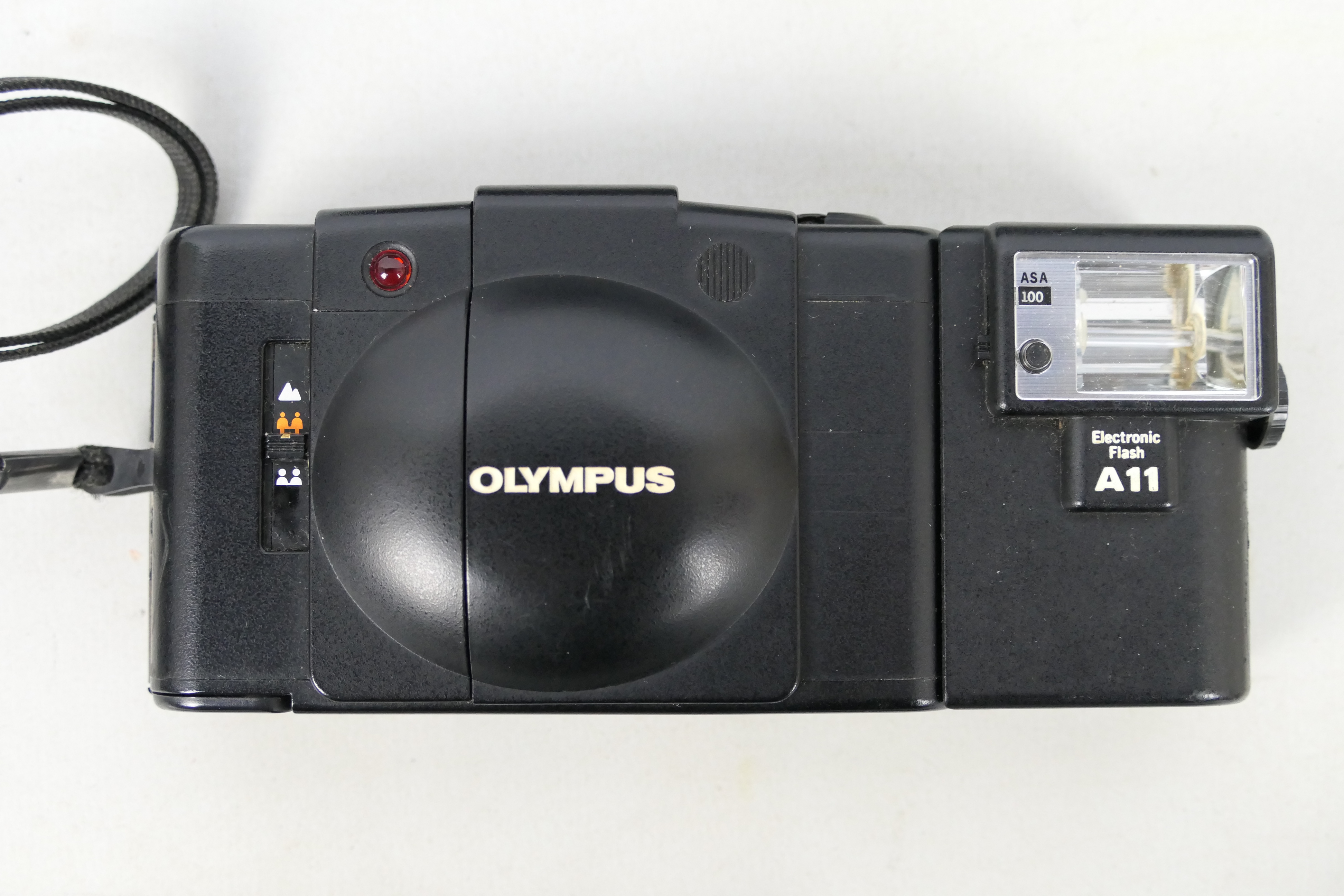 Photography - An Olympus XA2 camera (bla - Image 2 of 9